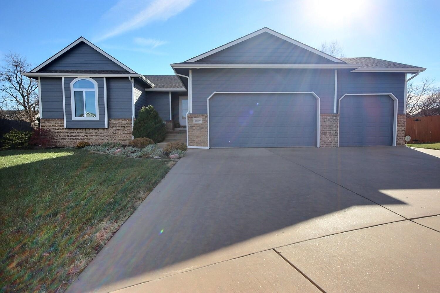Welcome HOME! This beautiful 3bd/3ba home is located in the Southern Ridge subdivision. Walk up to t