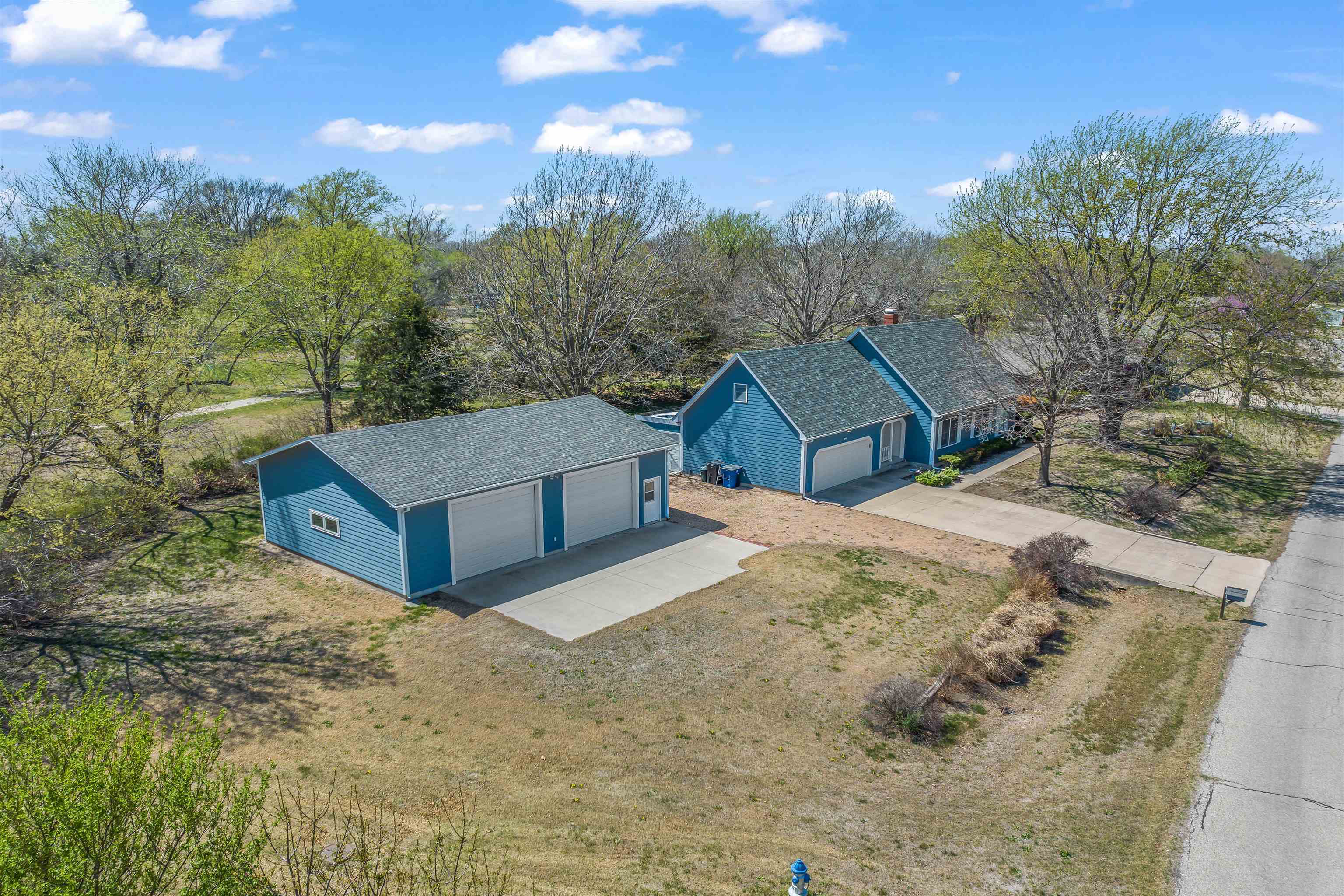 Photo of 715 Country Club Dr in Newton, KS