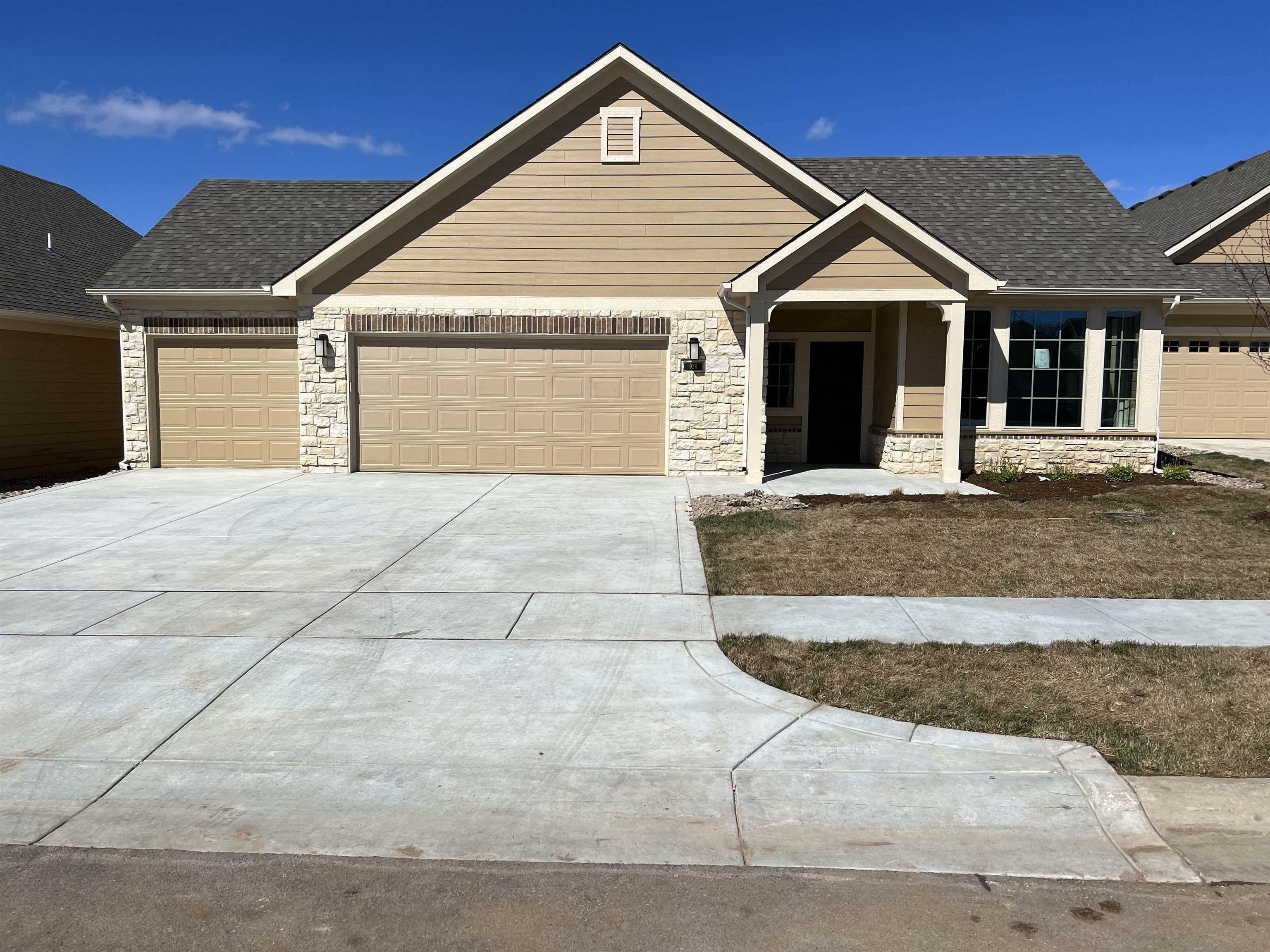 Photo of 924 E Cross Creek Ct in Derby, KS