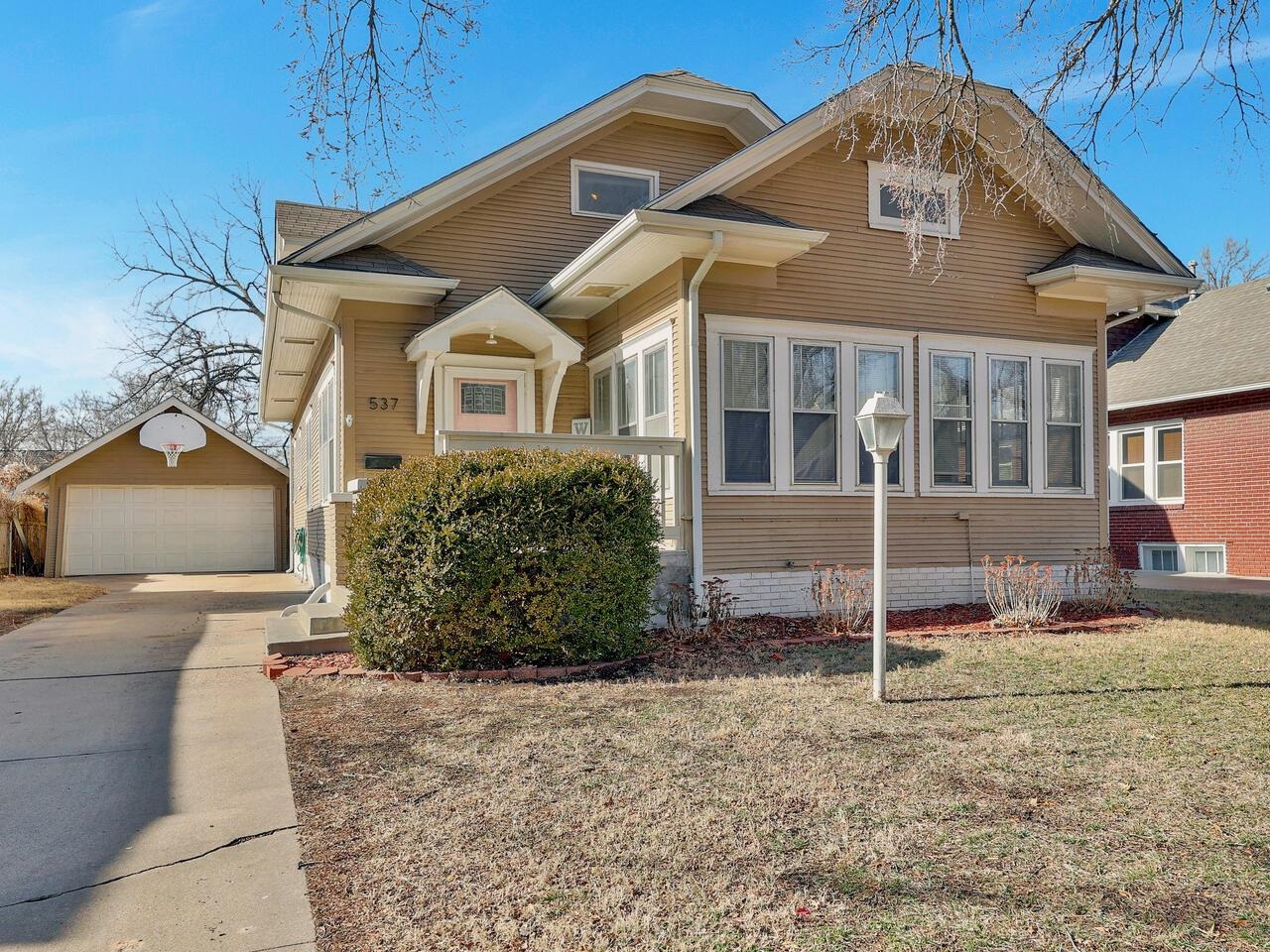 537 N Crestway