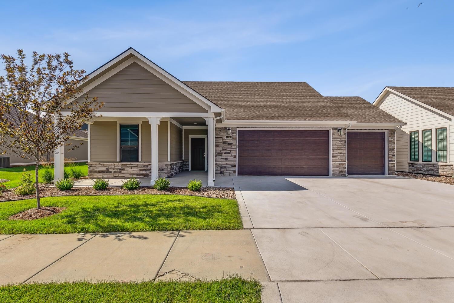Photo of 721 E Park Pl in Andover, KS