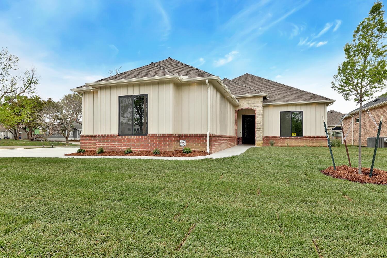 Photo of 332 N Jackson Heights St in Wichita, KS