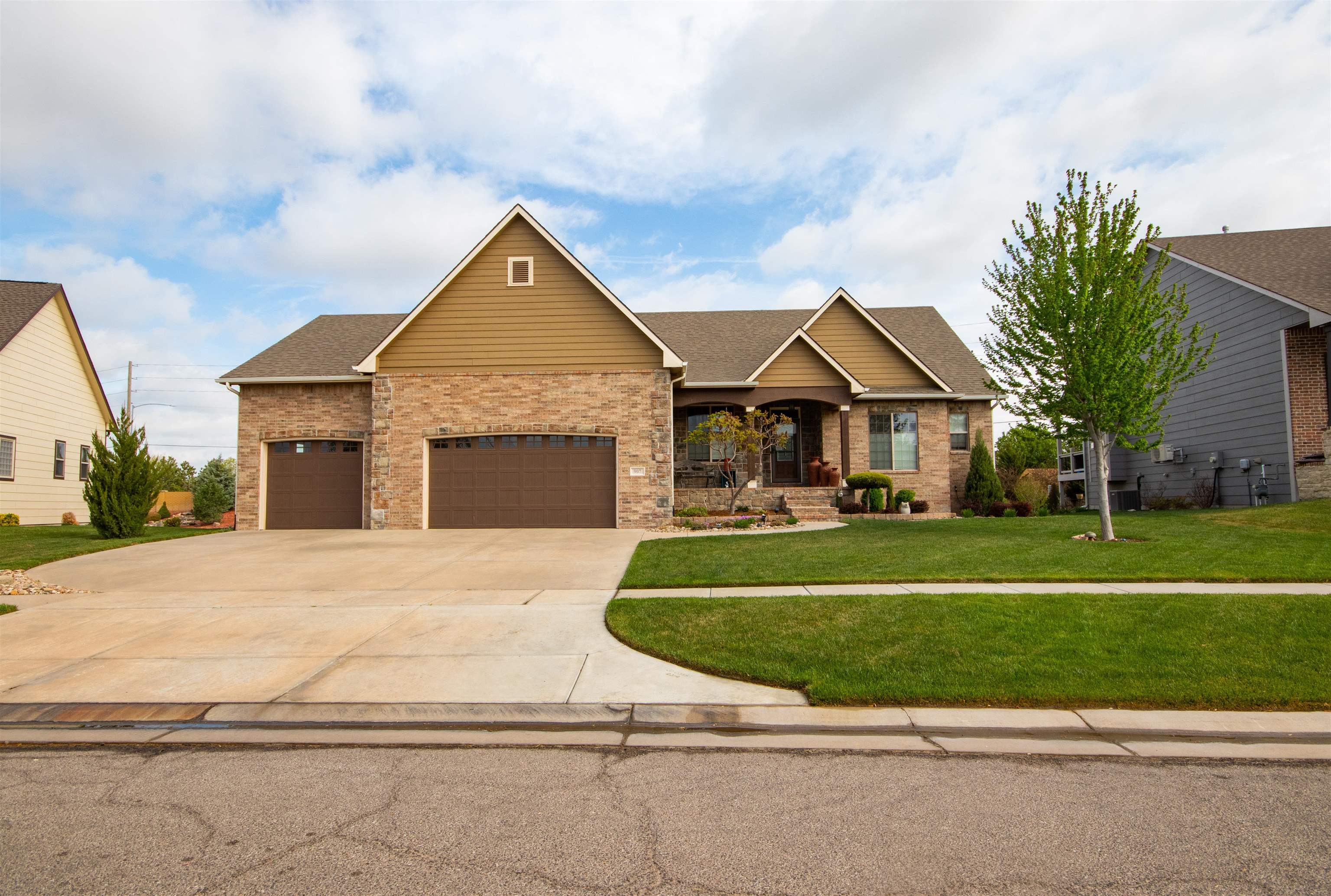 Photo of 907 E Rough Creek Loop in Derby, KS