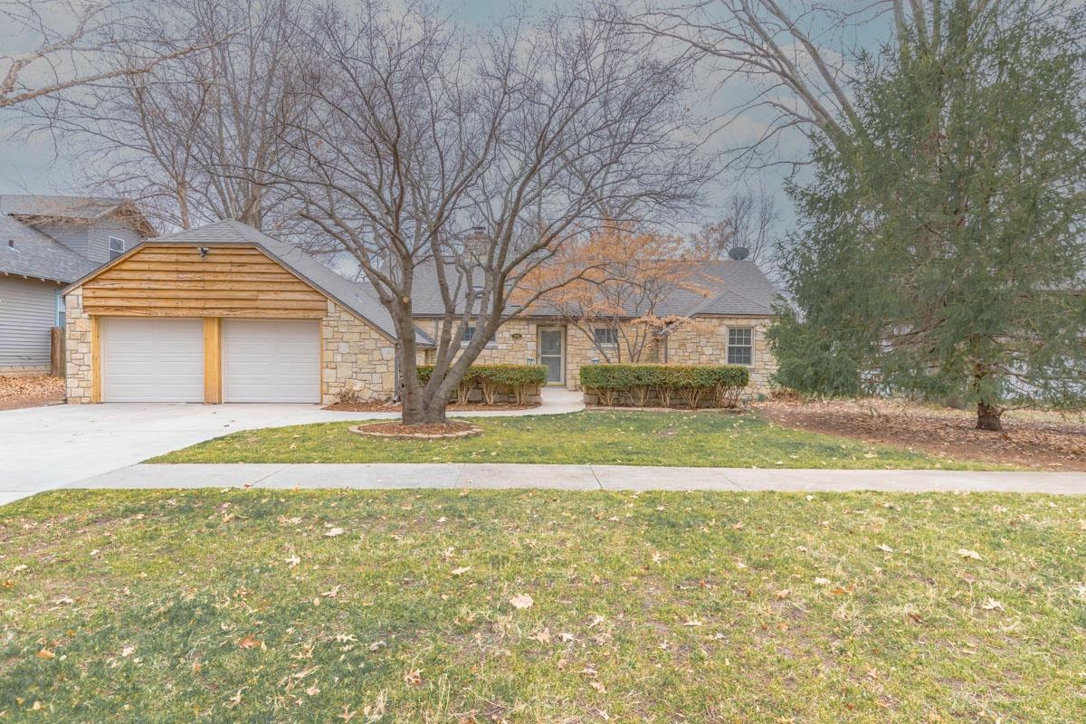 Photo of 1305 E 10th Ave in Winfield, KS