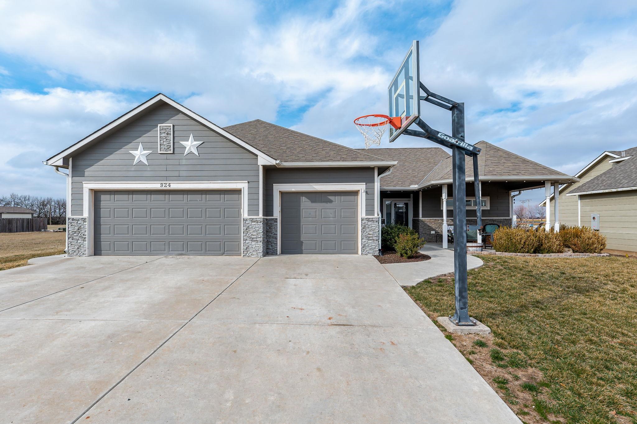 Photo of 924 Cedar Brook Cir in Mulvane, KS