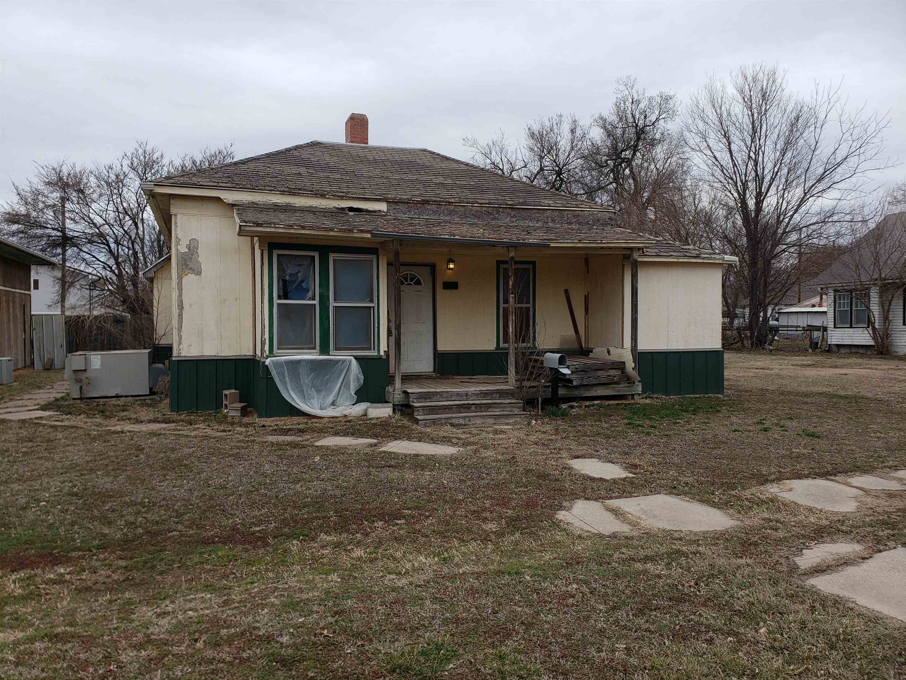 Photo of 704 E 8th Ave in Winfield, KS