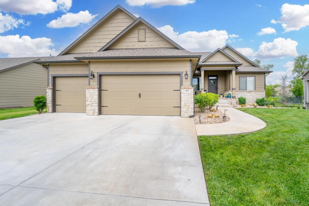 Photo of 811 N Fairoaks Pl in Andover, KS