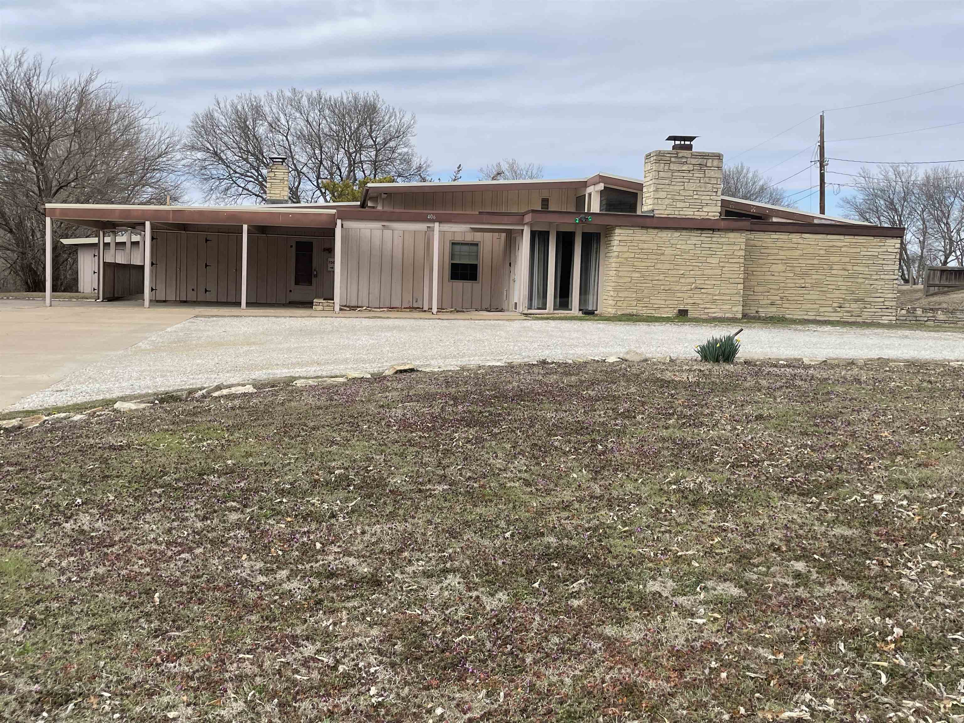 Photo of 406 Cedar Lane Dr in Winfield, KS