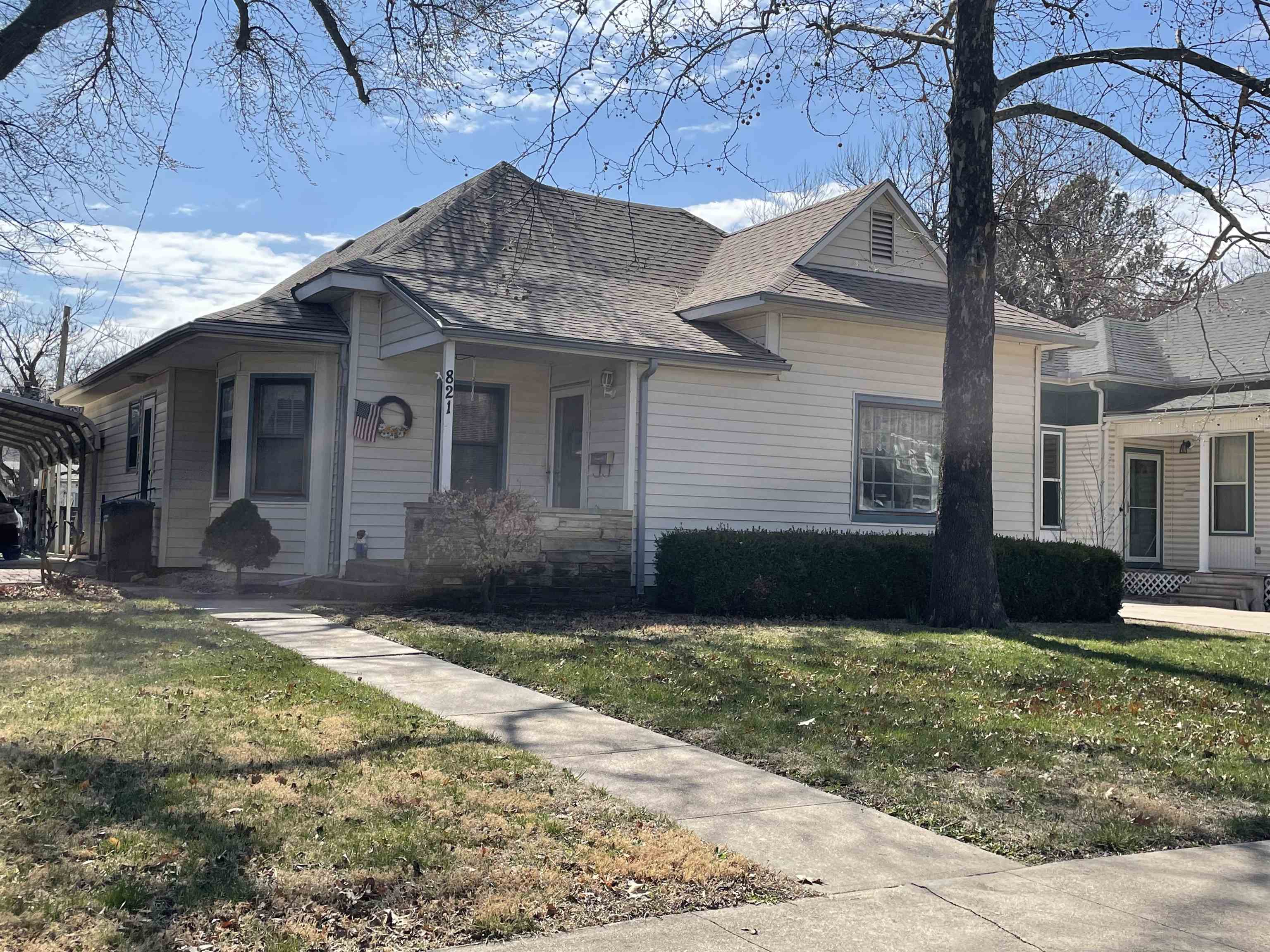 Photo of 821 E 10th Ave in Winfield, KS