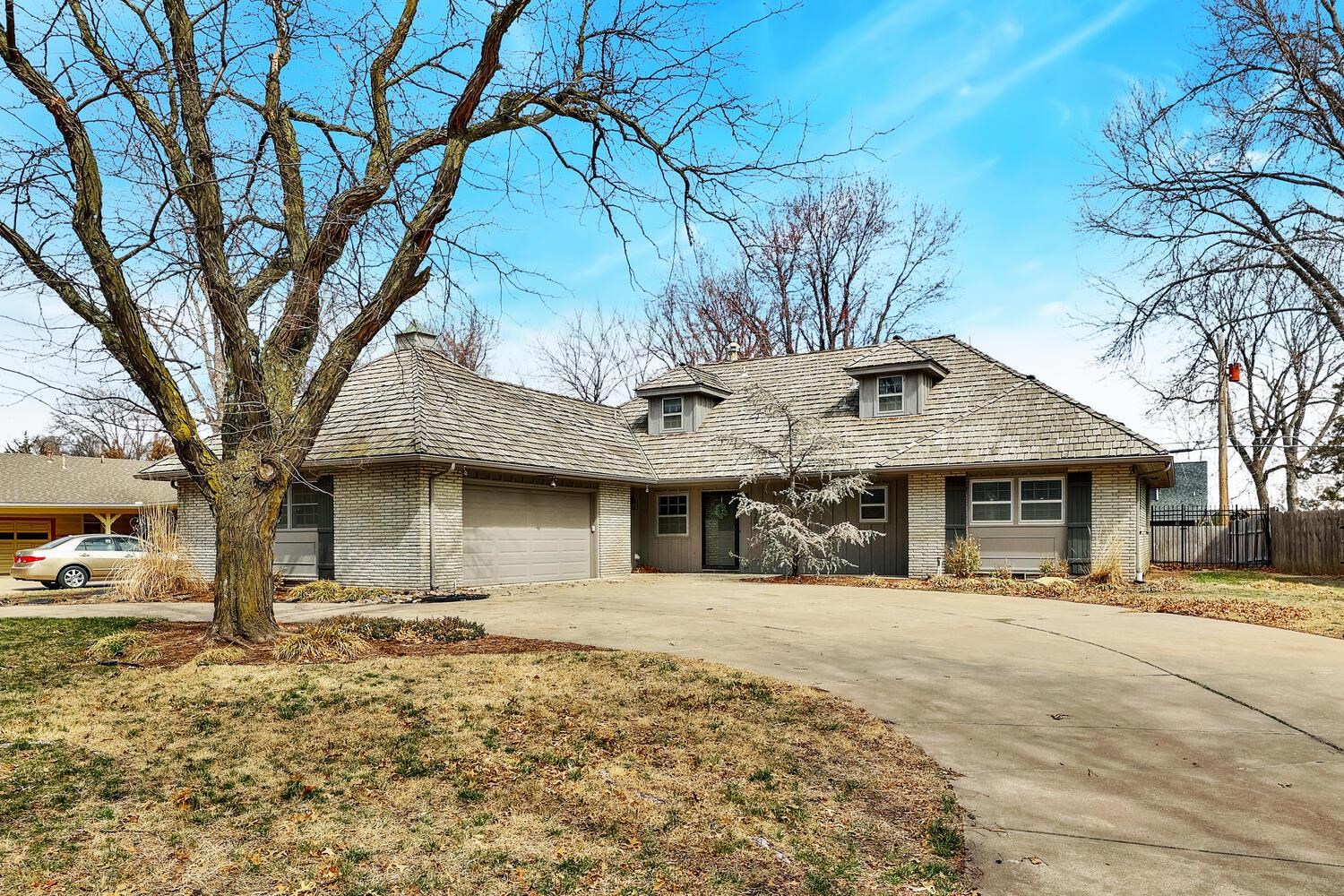 Photo of 720 N Stratford Ln in Wichita, KS