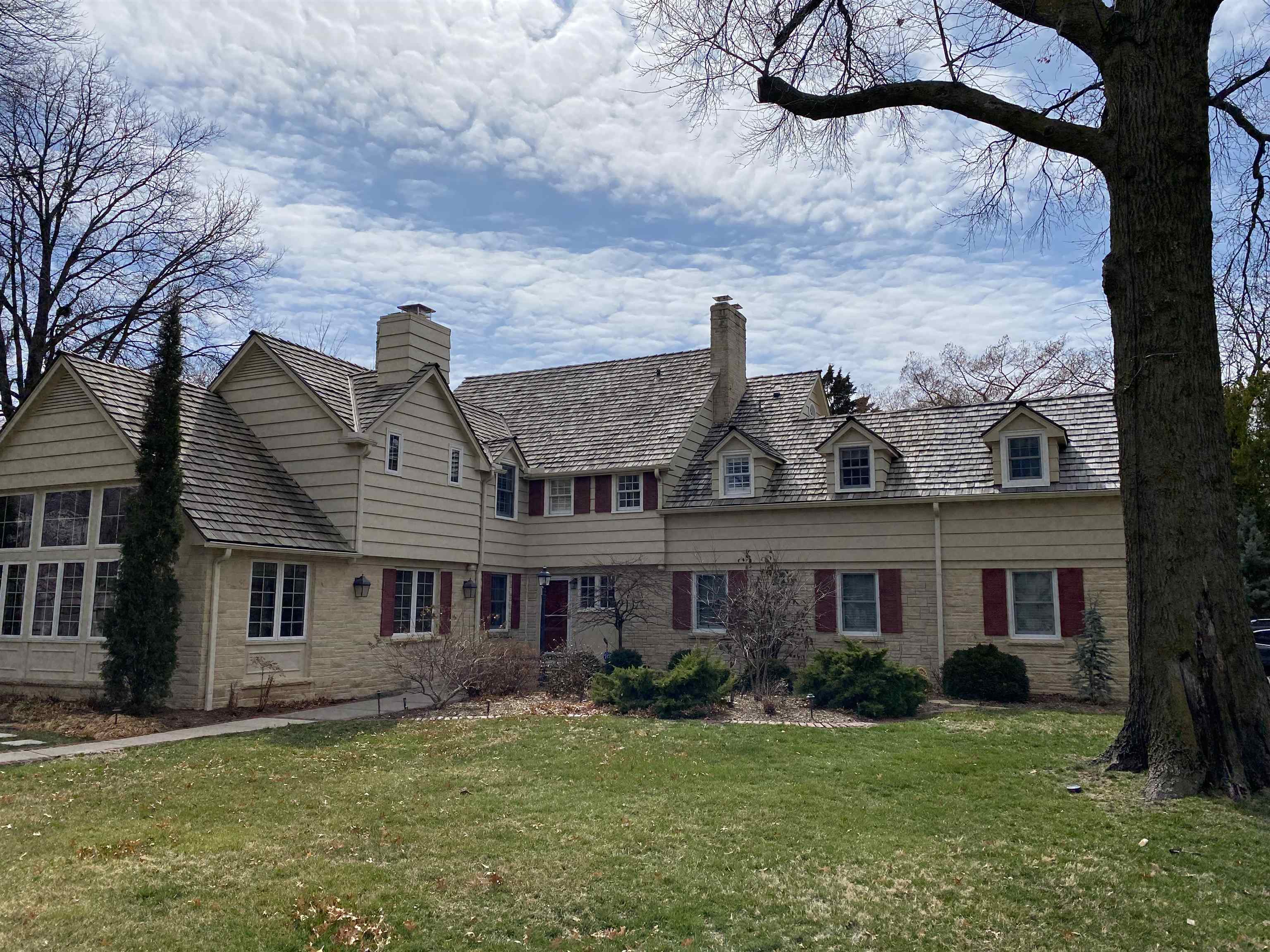 Photo of 3 S Colonial Ct in Eastborough, KS
