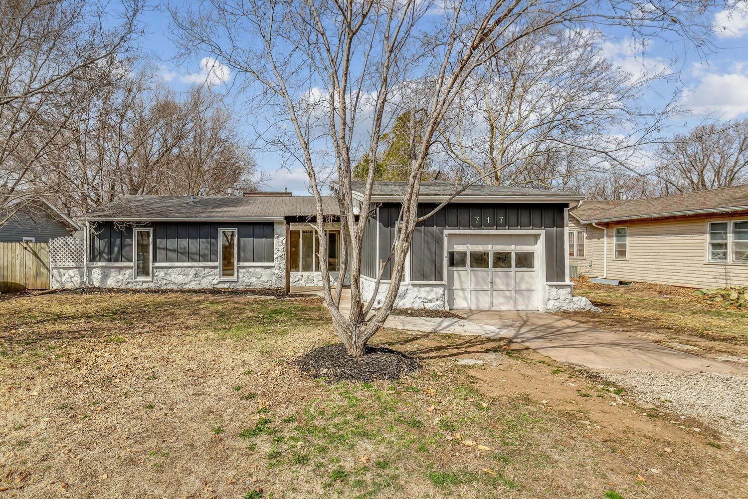 Photo of 717 Pine St in Halstead, KS
