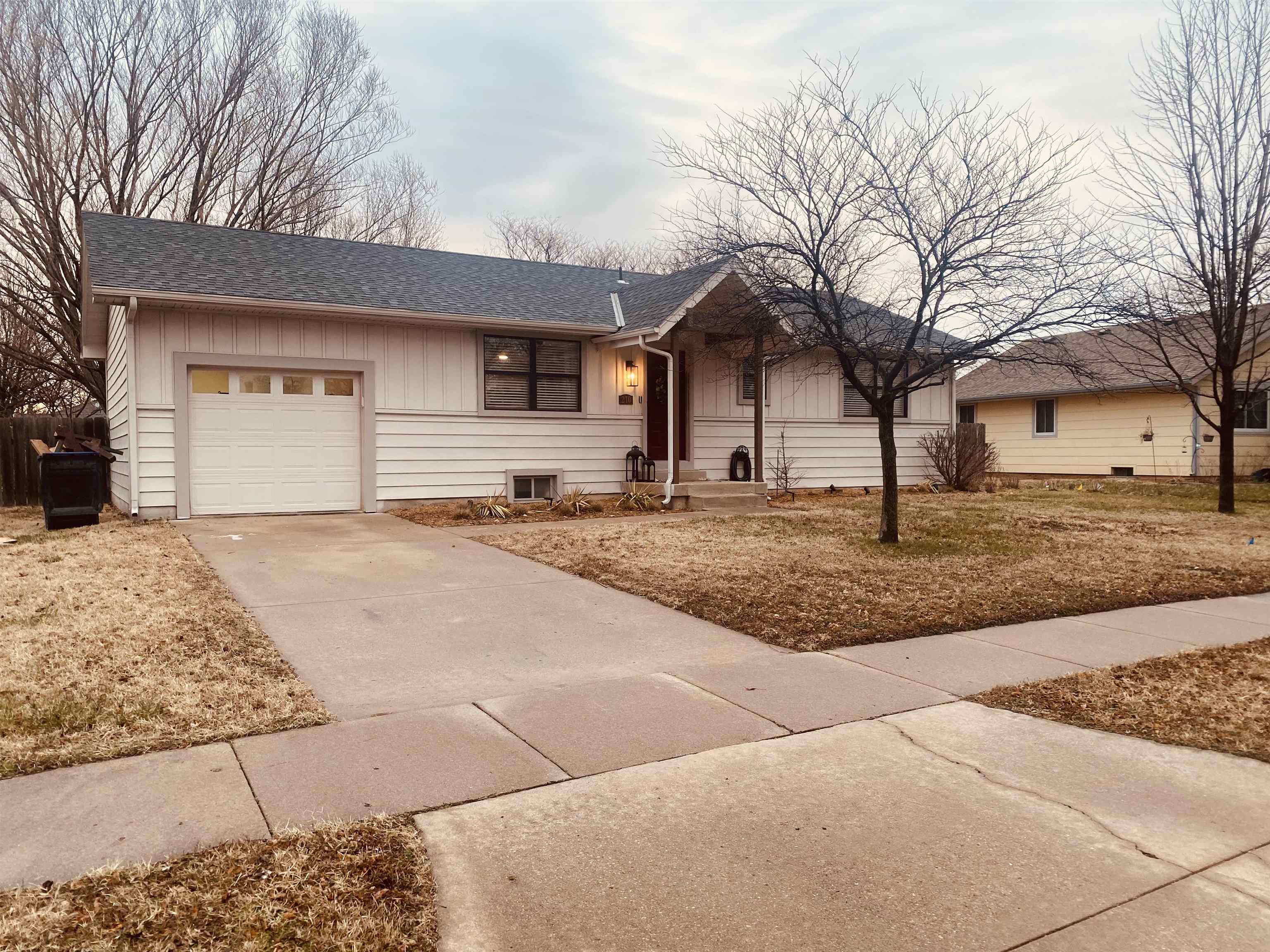 Photo of 210 W Swanee Dr in Goddard, KS