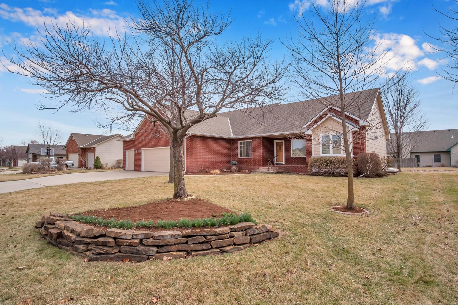 Photo of 317 Witmarsum W Dr in North Newton, KS