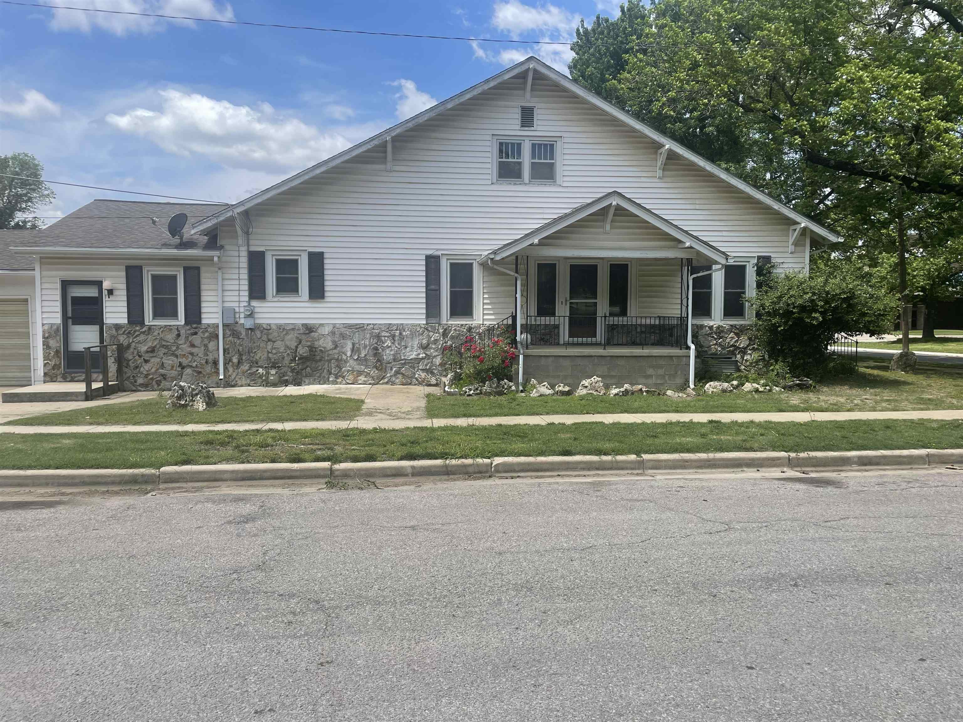Photo of 1321 E 5th Ave in Winfield, KS