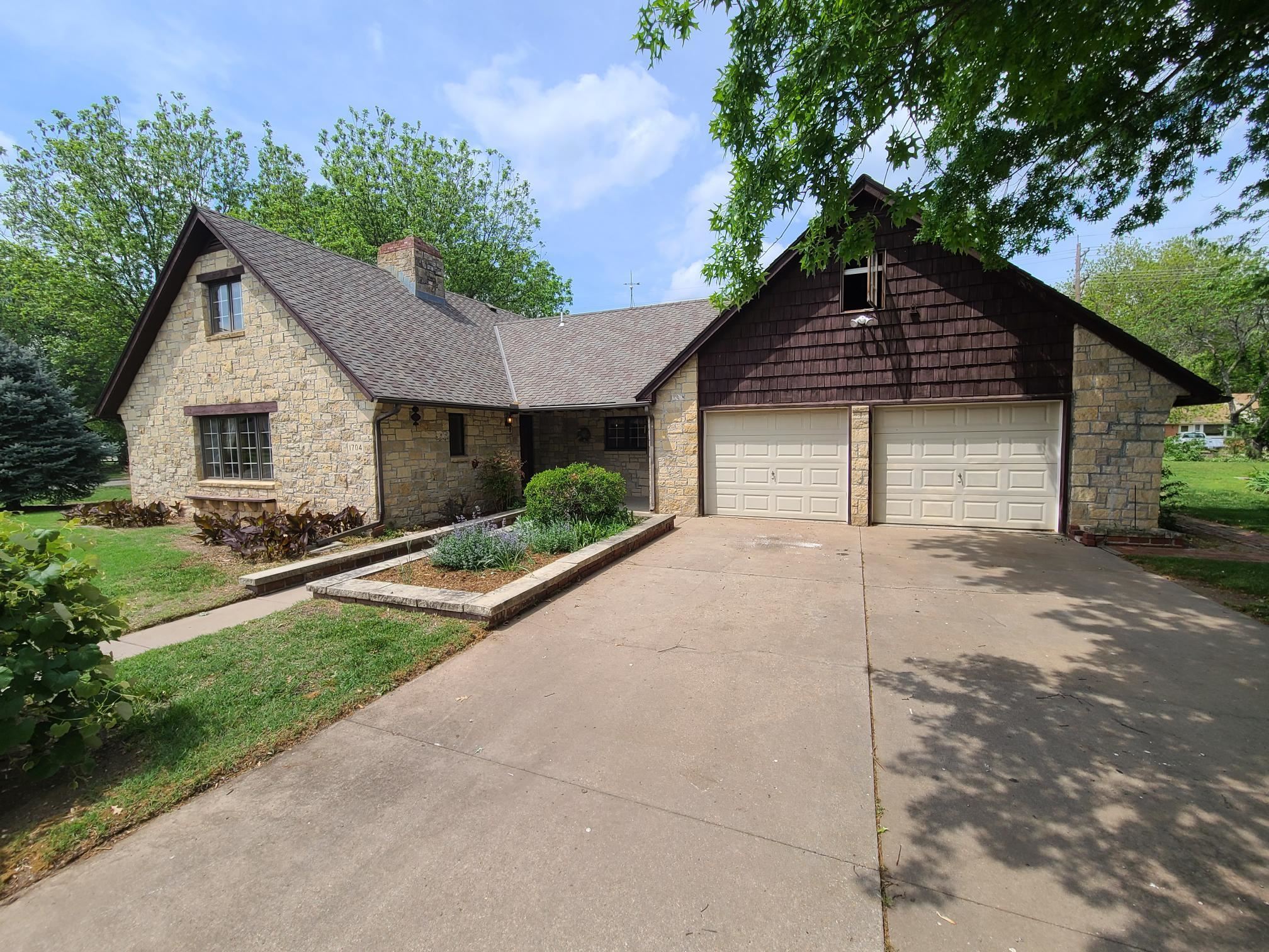 Photo of 1704 Cotswold Ln in Winfield, KS