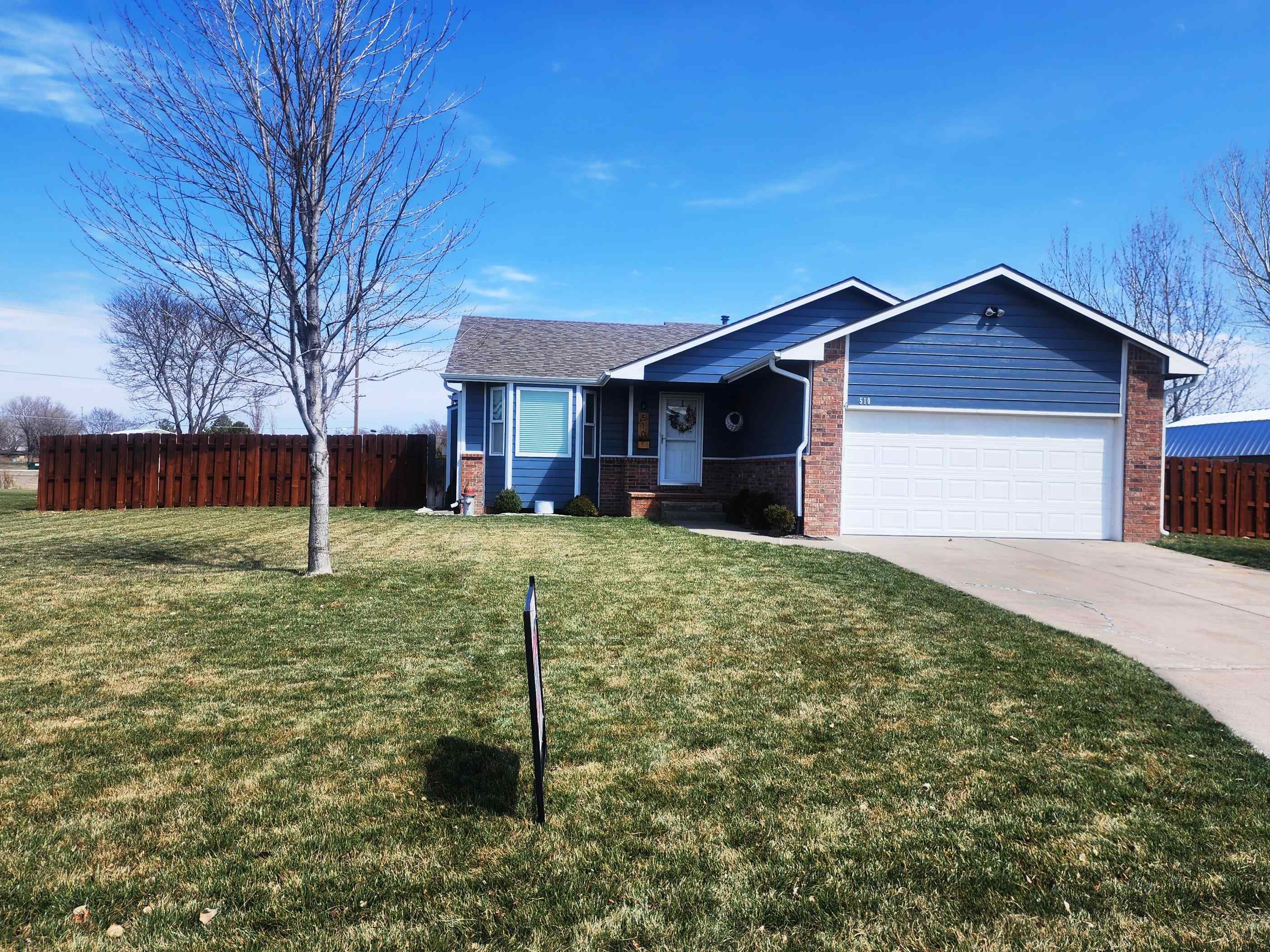 Photo of 510 Clover Ln in Hesston, KS
