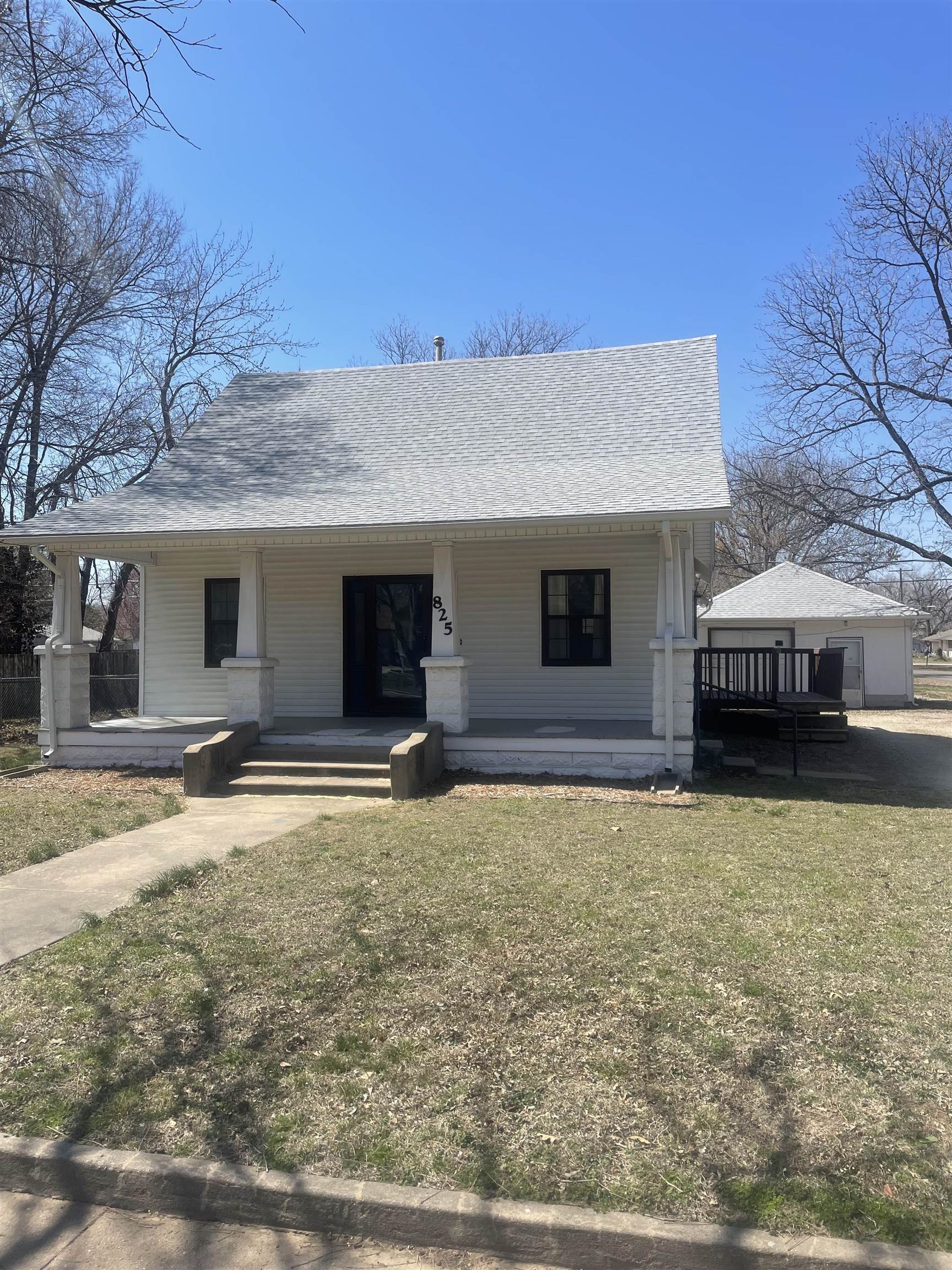 Photo of 825 N Linden St in Belle Plaine, KS