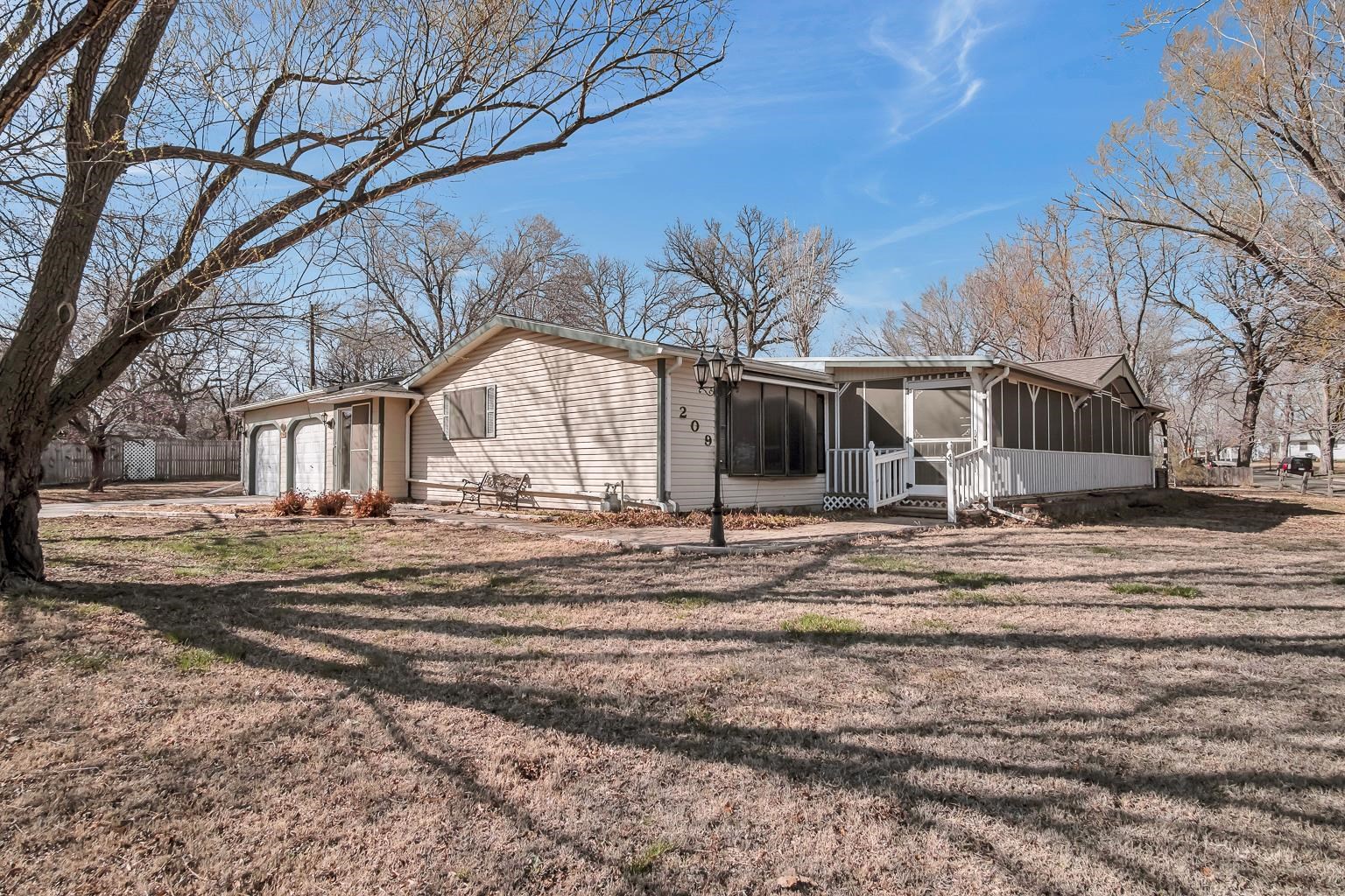 Photo of 209 Glendale Ave in Newton, KS
