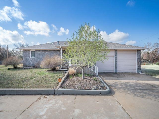 Photo of 221 W Murdock in Andover, KS