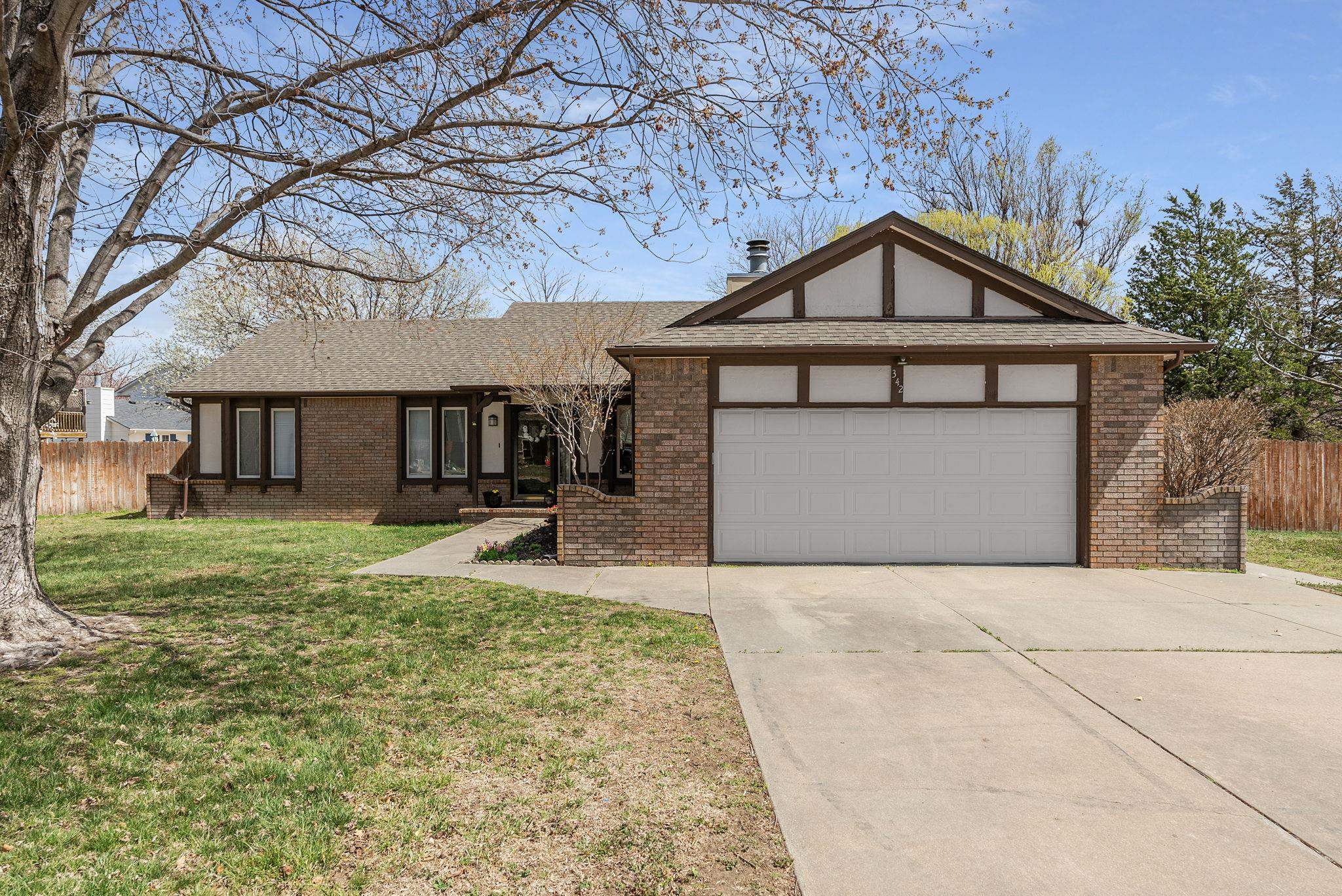 Photo of 342 Oakwood Ct in Andover, KS
