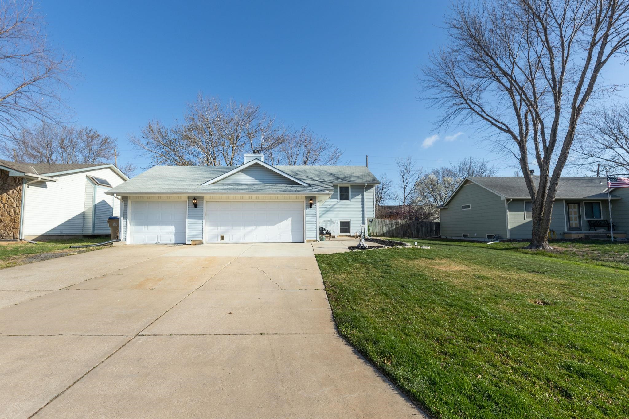 Photo of 430 E Pecan Ln in Derby, KS