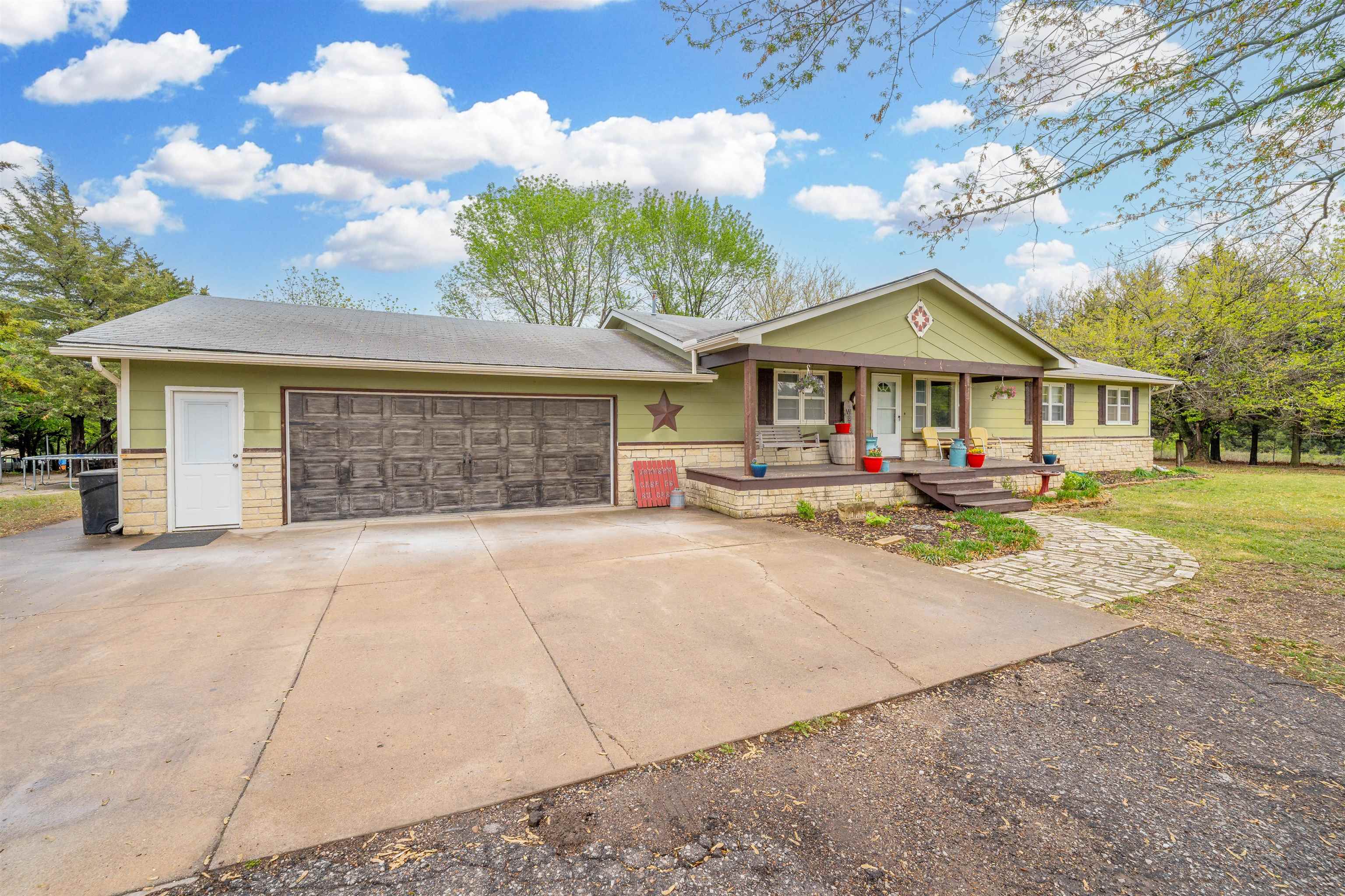Photo of 1104 Grand St in Winfield, KS