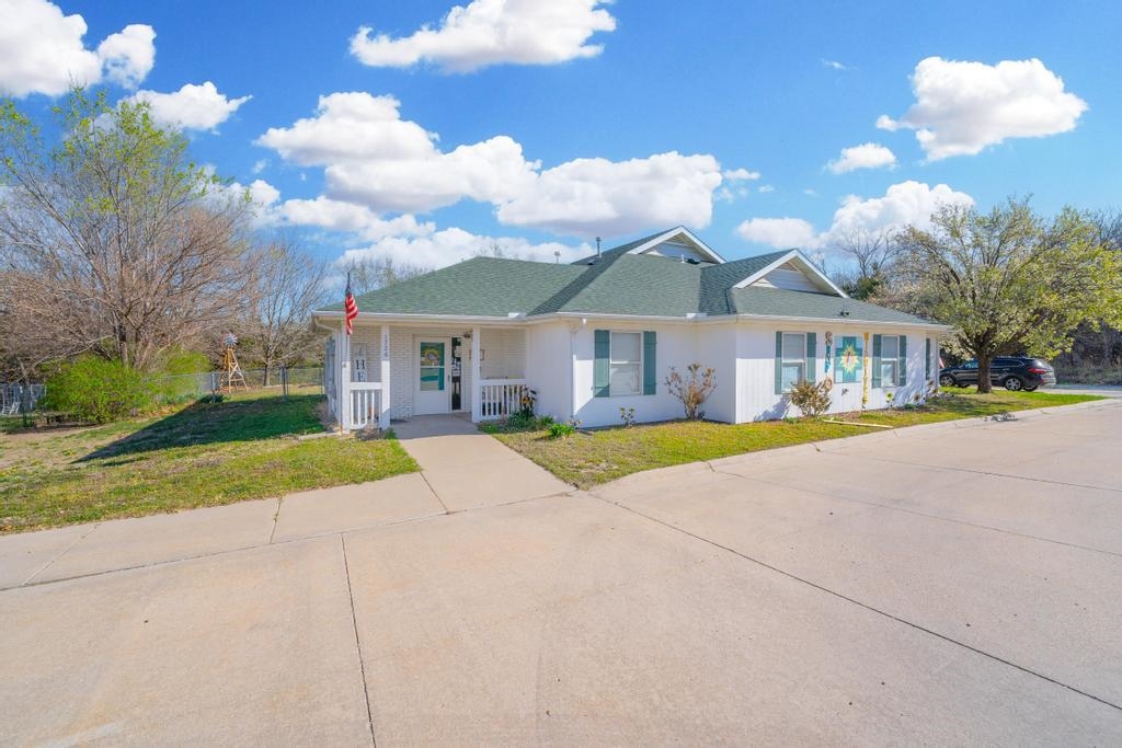 Photo of 1726 Chicago Ave in Winfield, KS