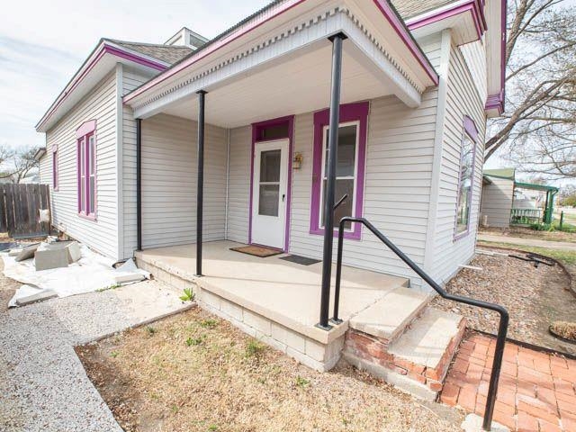 Photo of 103 N Cedar St in Hillsboro, KS