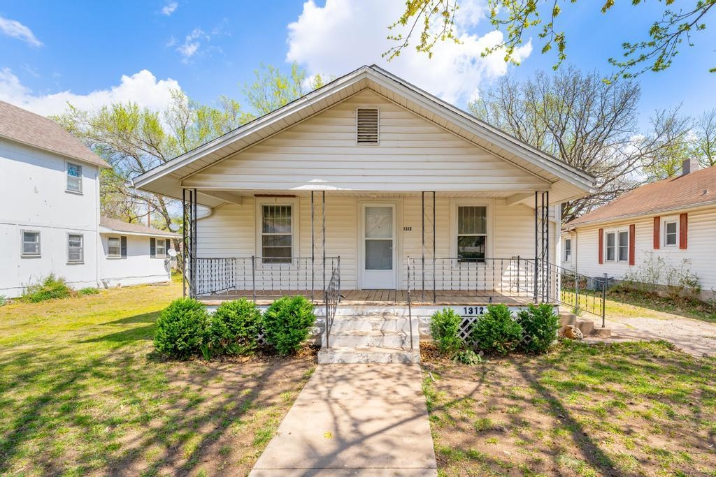 Photo of 1312 Menor St in Winfield, KS