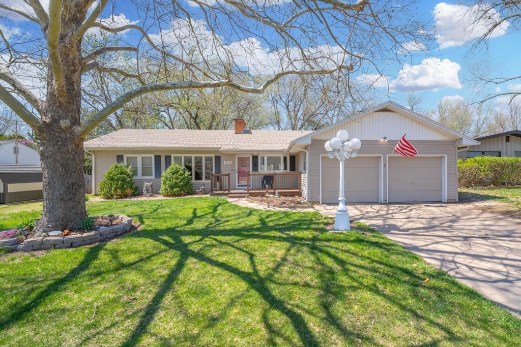 Photo of 1121 Douglas Rd in El Dorado, KS