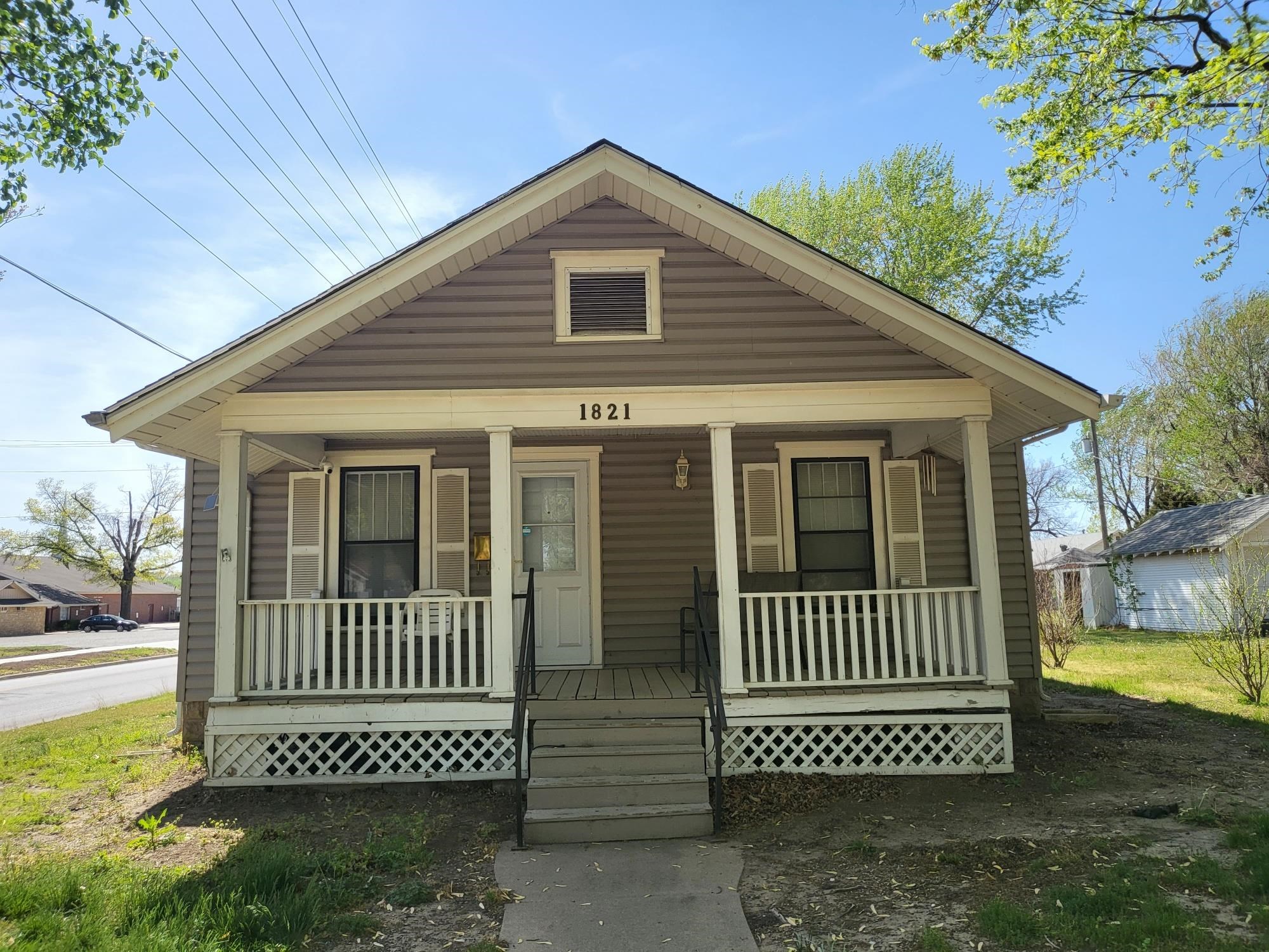 Photo of 1821 Loomis St in Winfield, KS