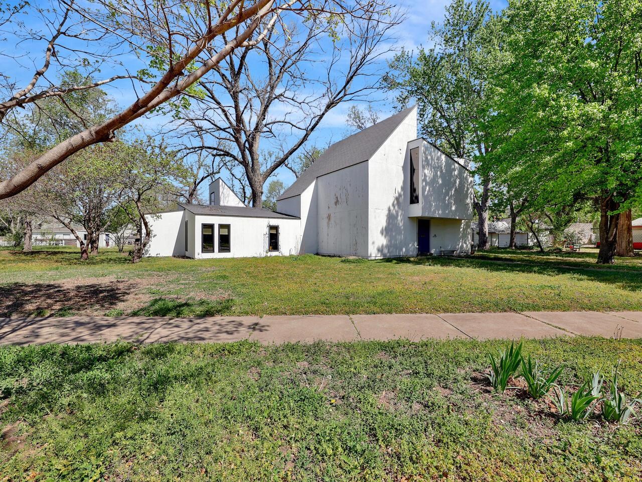 Photo of 910 E 11th Ave in Winfield, KS
