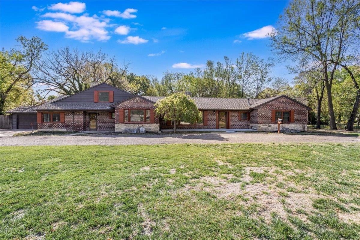 Photo of 3 E Huntington St in Eastborough, KS