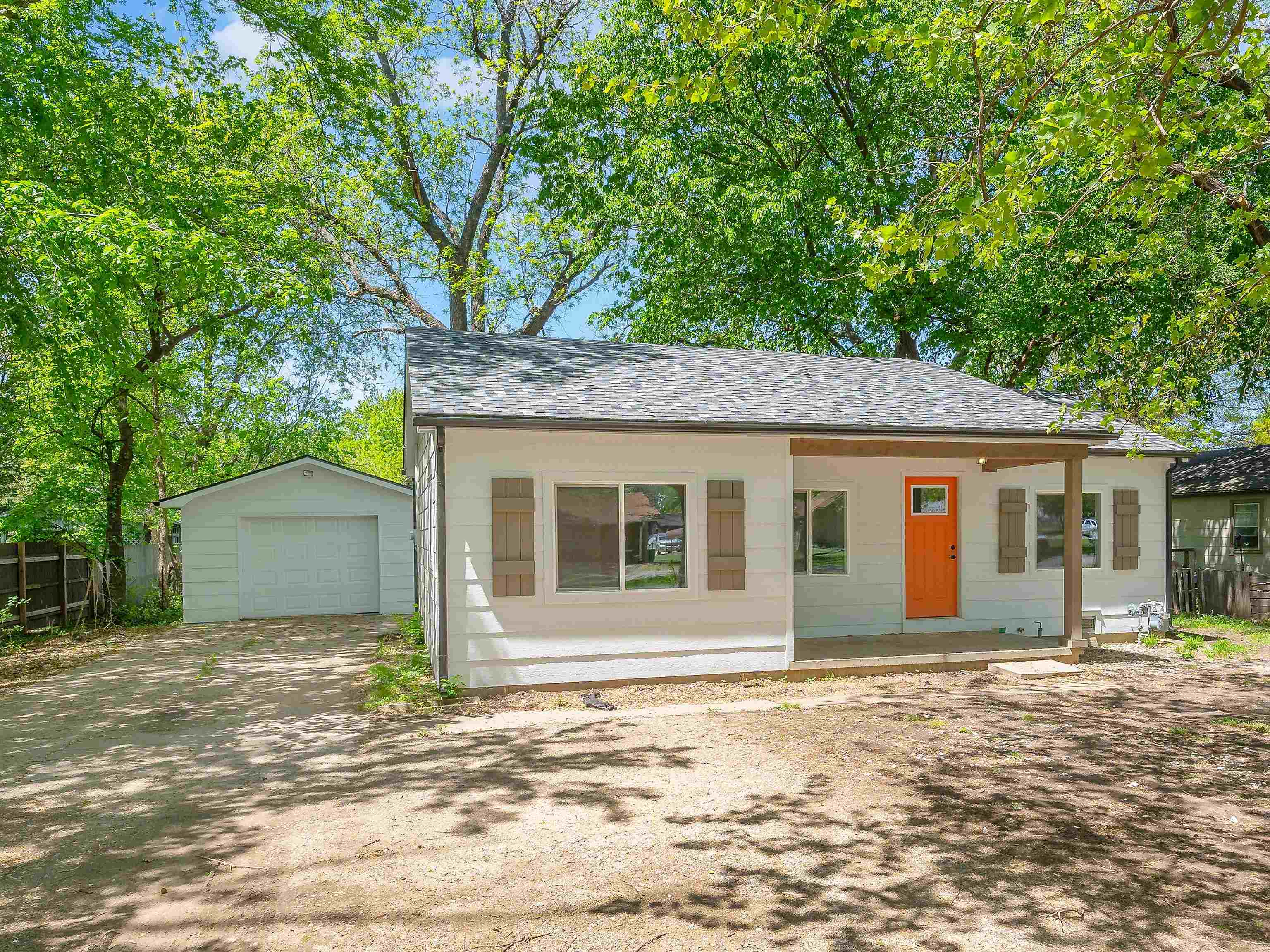 Photo of 515 N Kansas St in Oxford, KS