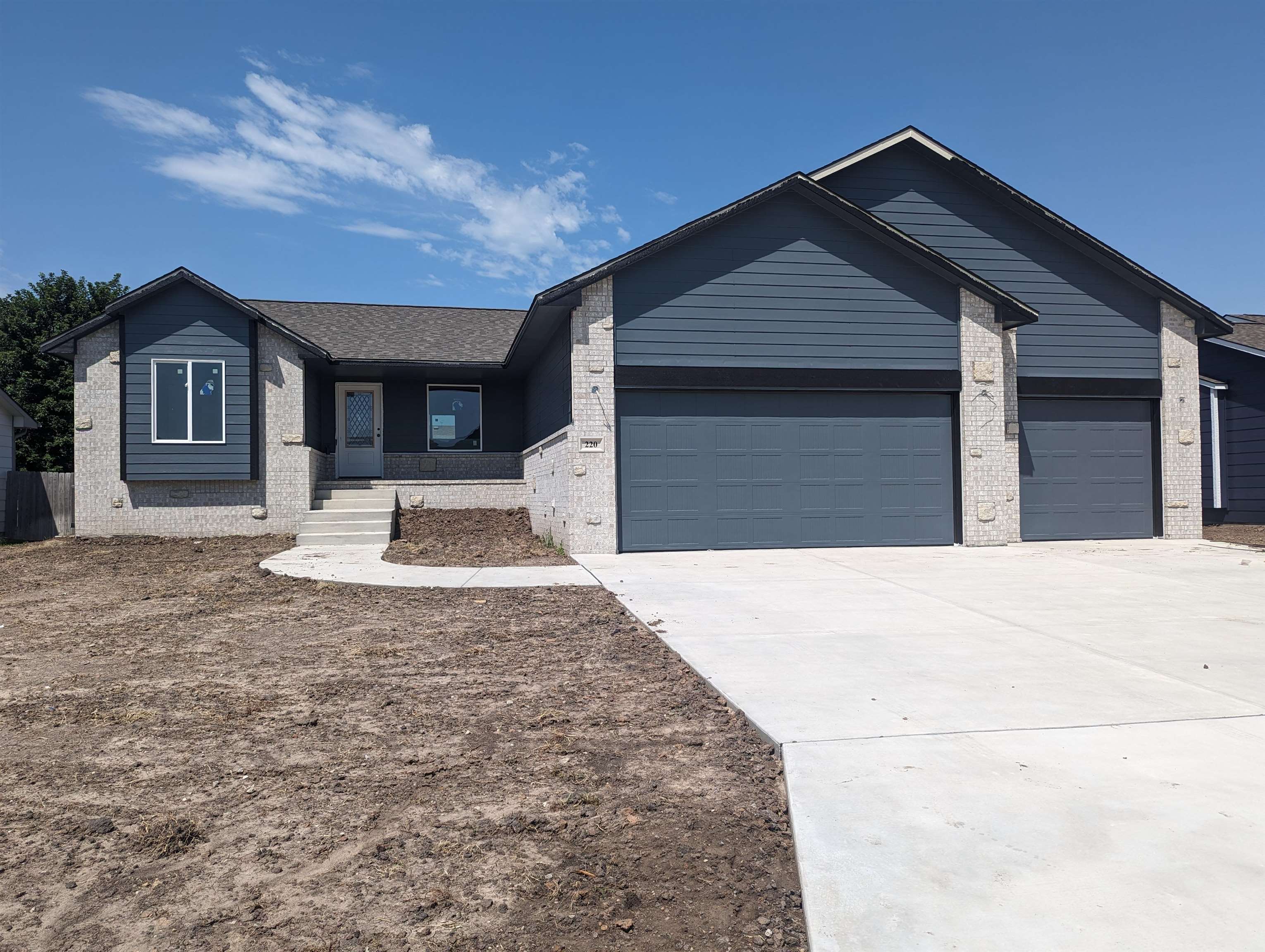 Photo of 220 Springlake Ct in Newton, KS