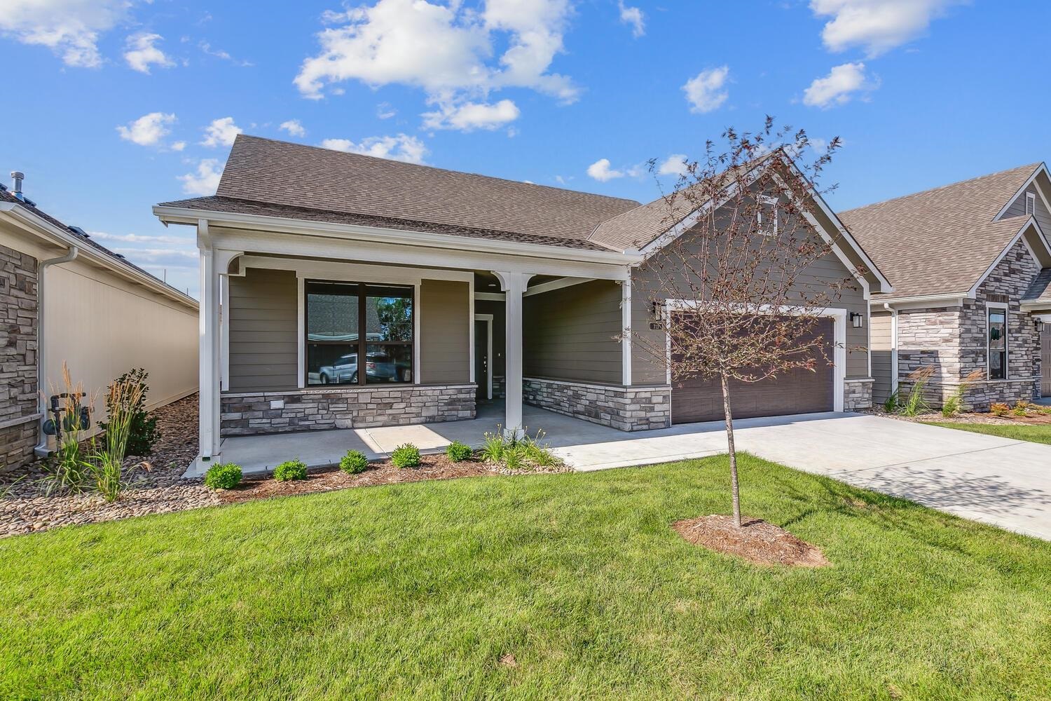 Photo of 713 E Park Pl in Andover, KS