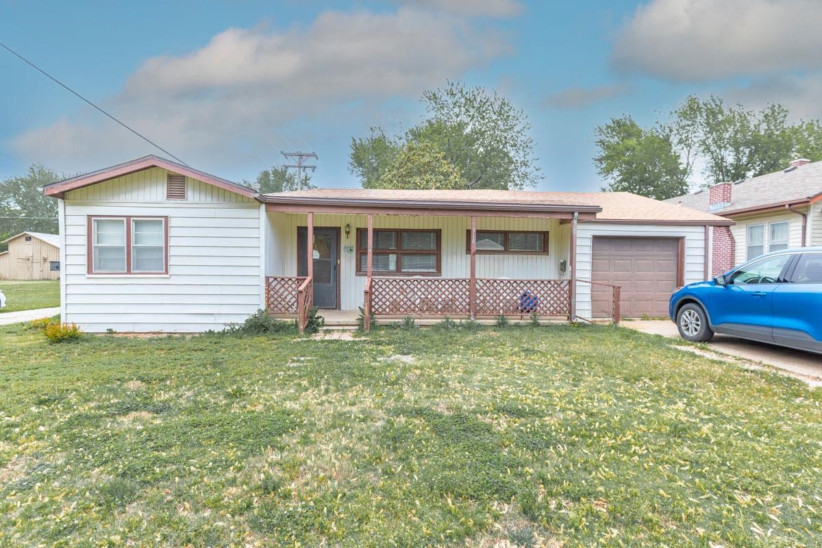 Photo of 318 E Kansas Ave in Arkansas City, KS