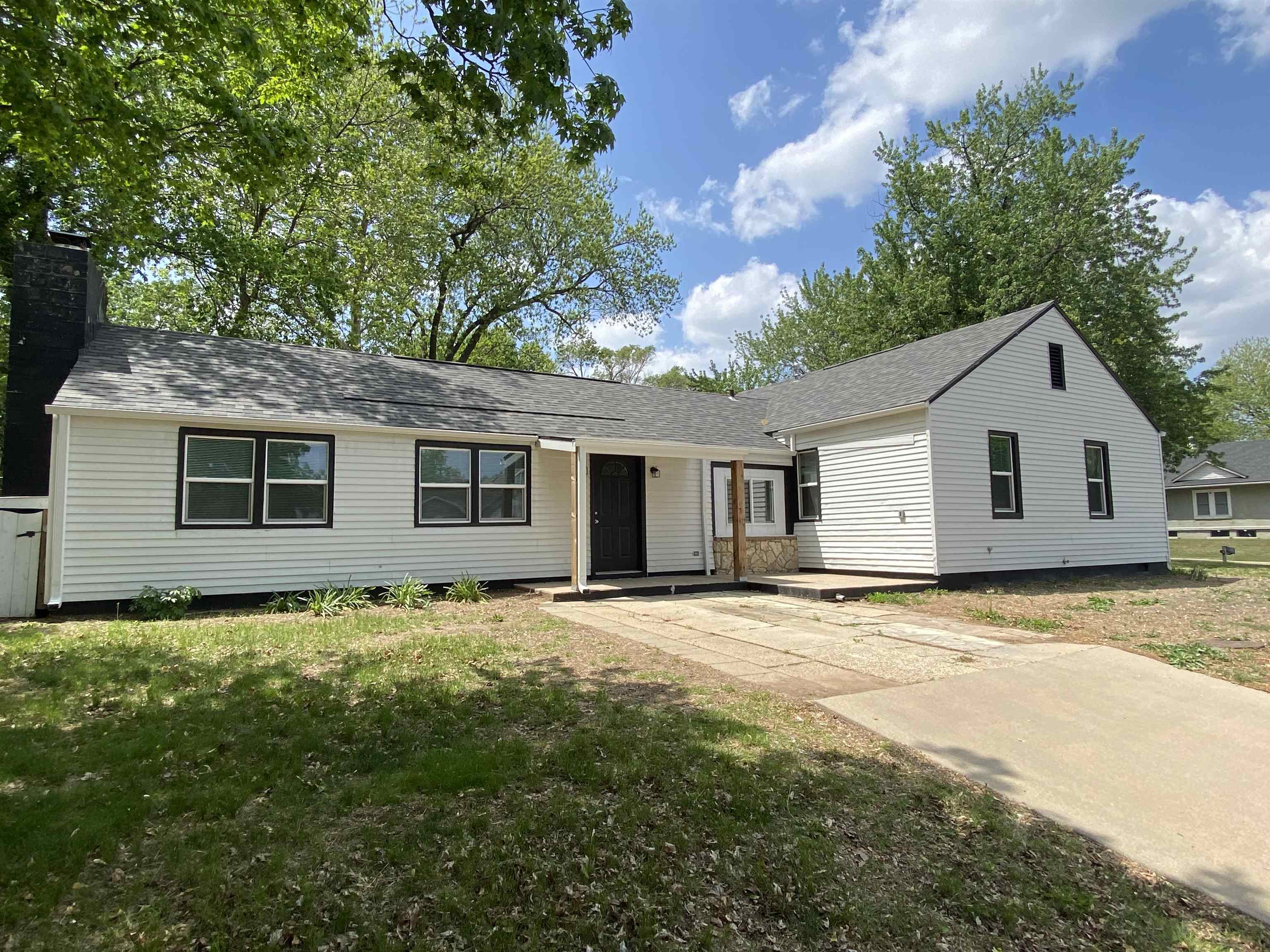 Photo of 423 E 16th Ave in Winfield, KS