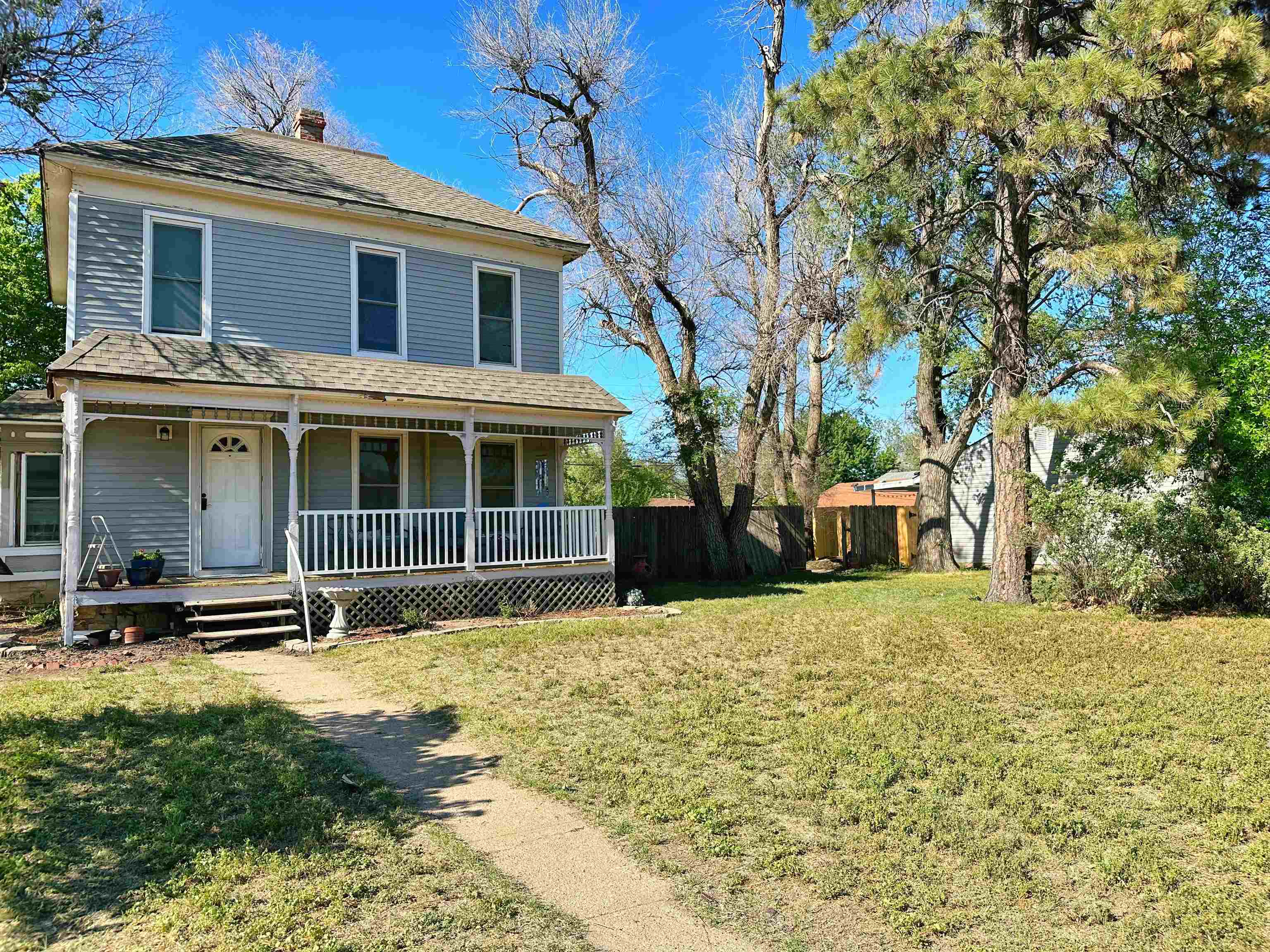 Photo of 1000 E 8th Ave in Hutchinson, KS