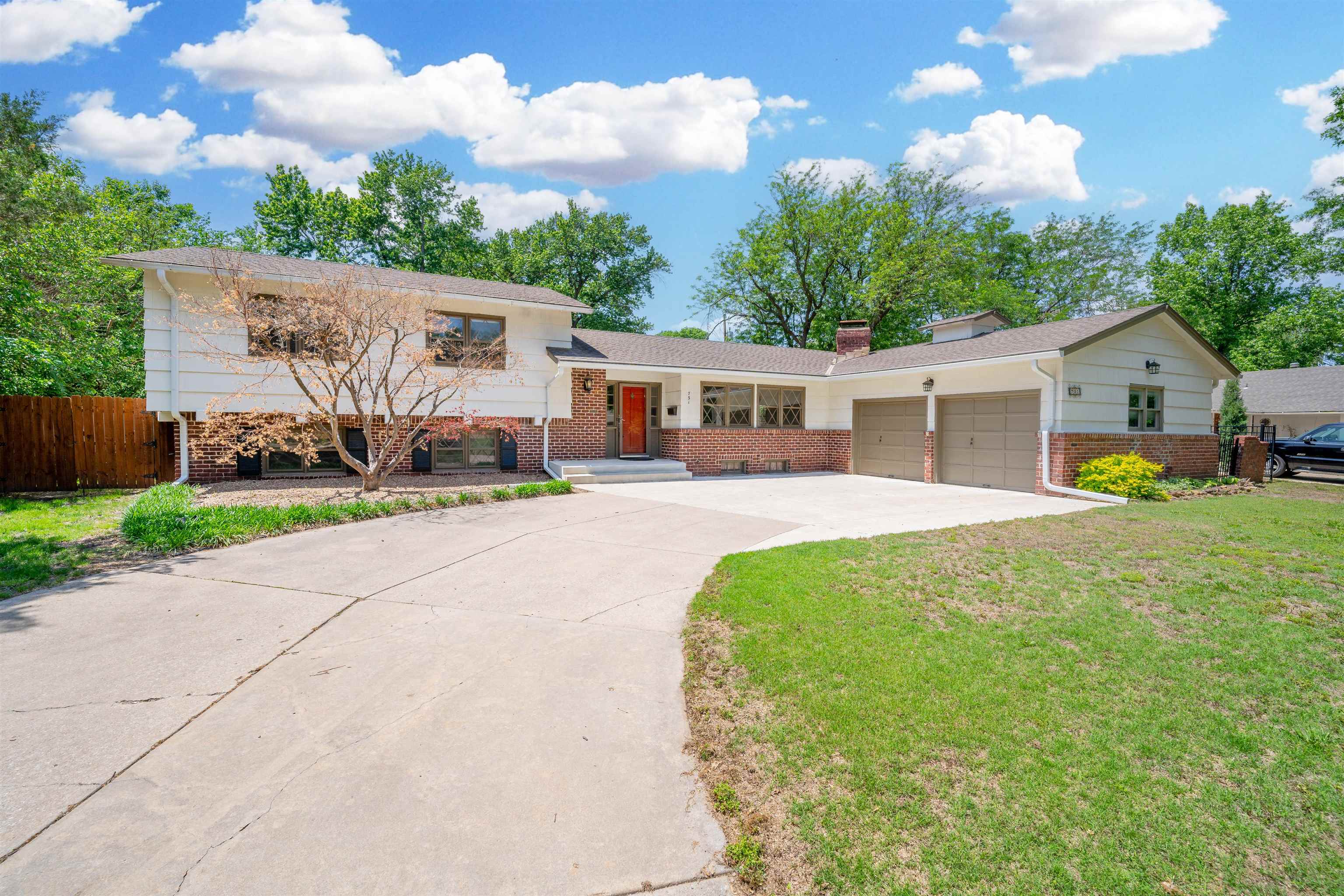 Photo of 731 N Stratford Rd in Wichita, KS