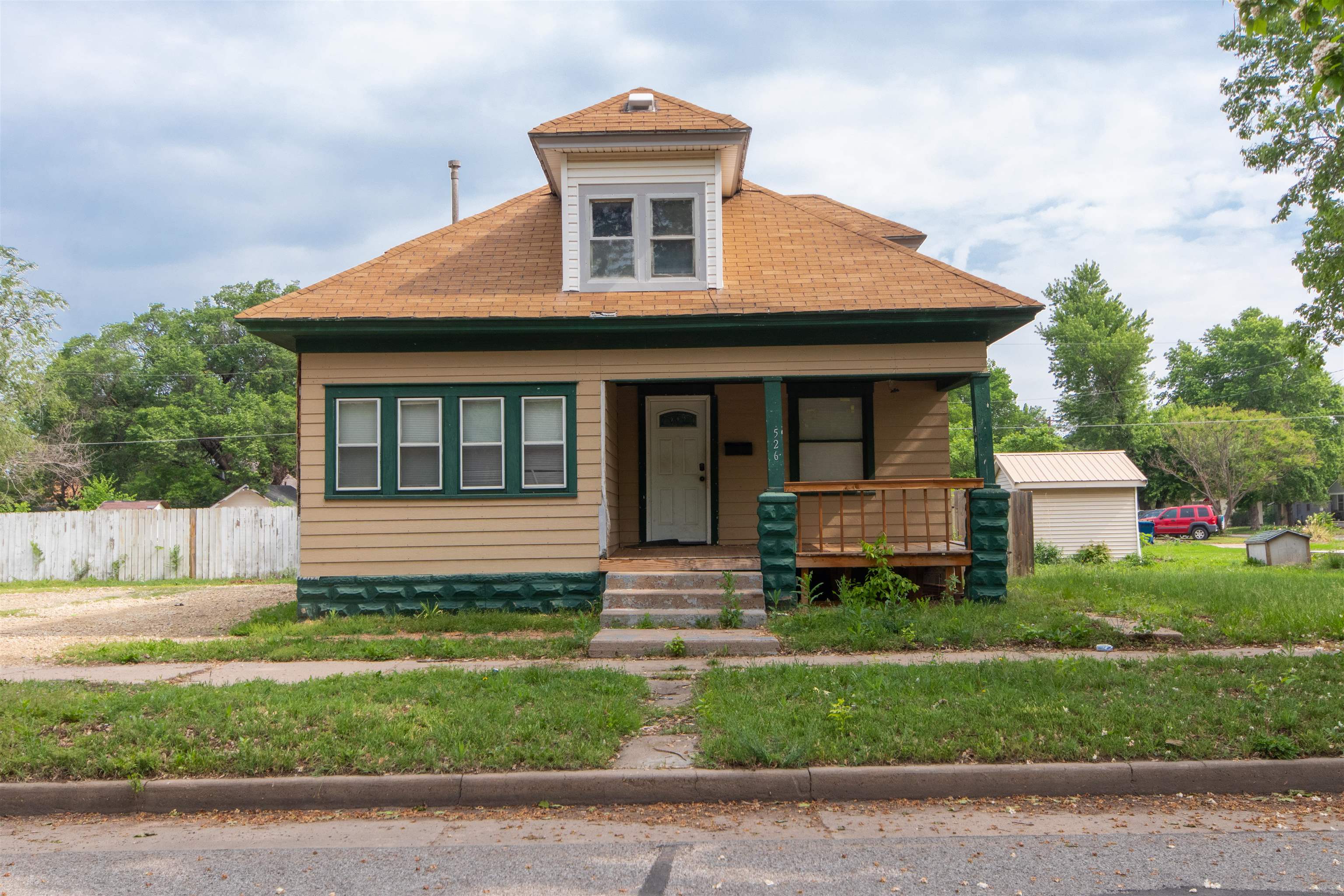 Photo of 526 E 8th Ave in Hutchinson, KS
