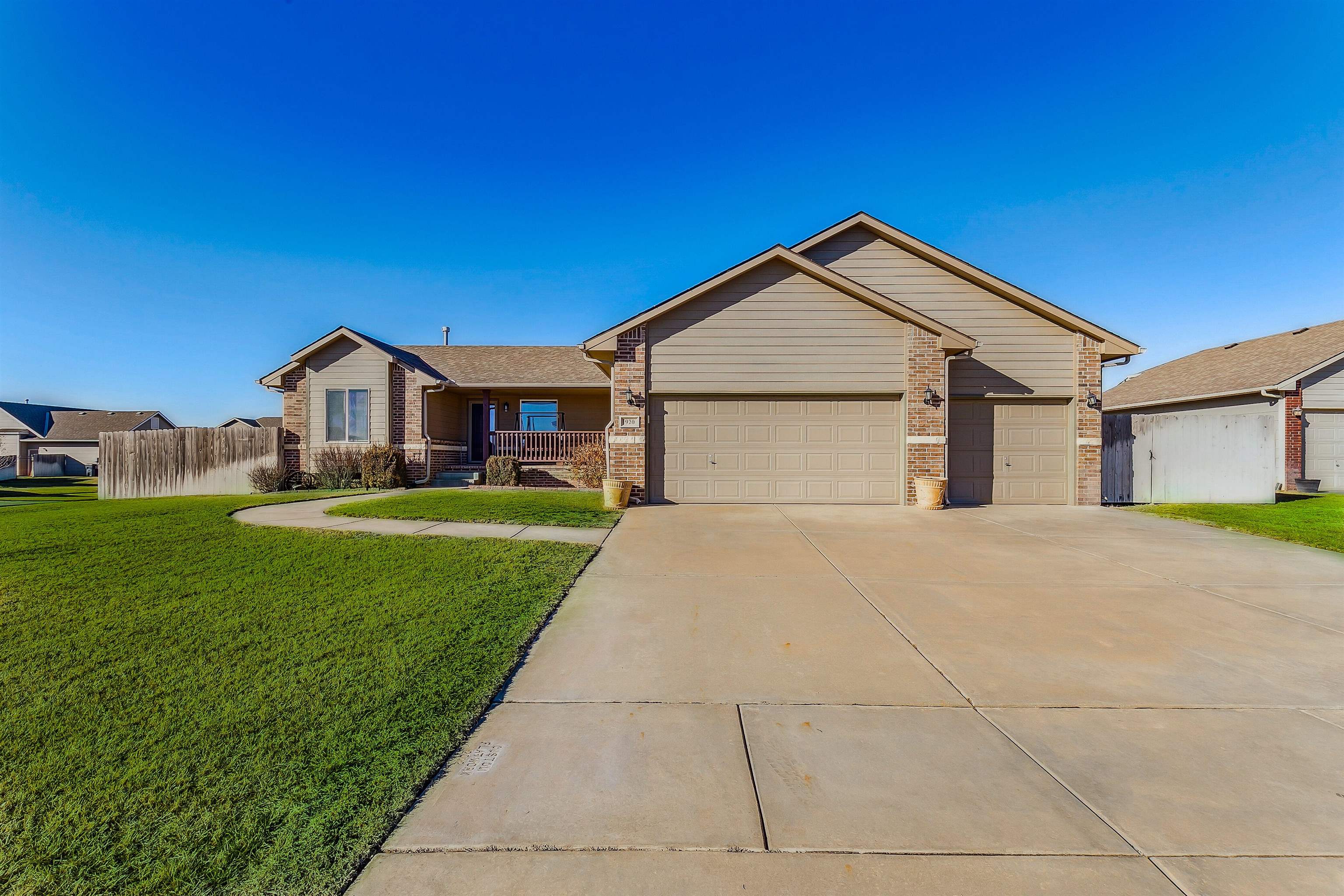 Photo of 920 N Oak Ridge Ct in Goddard, KS
