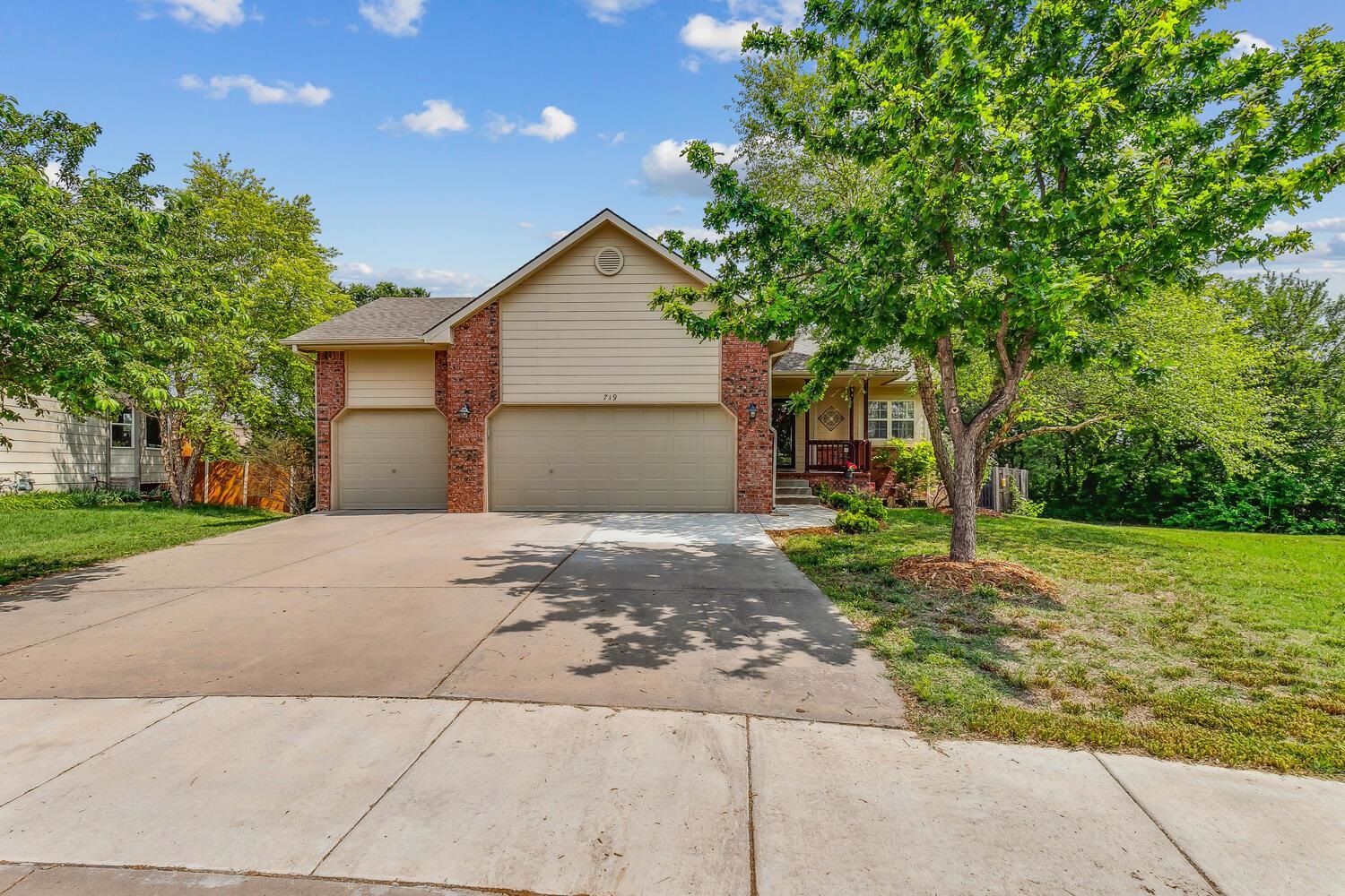 Photo of 719 S Westview Cir in Andover, KS