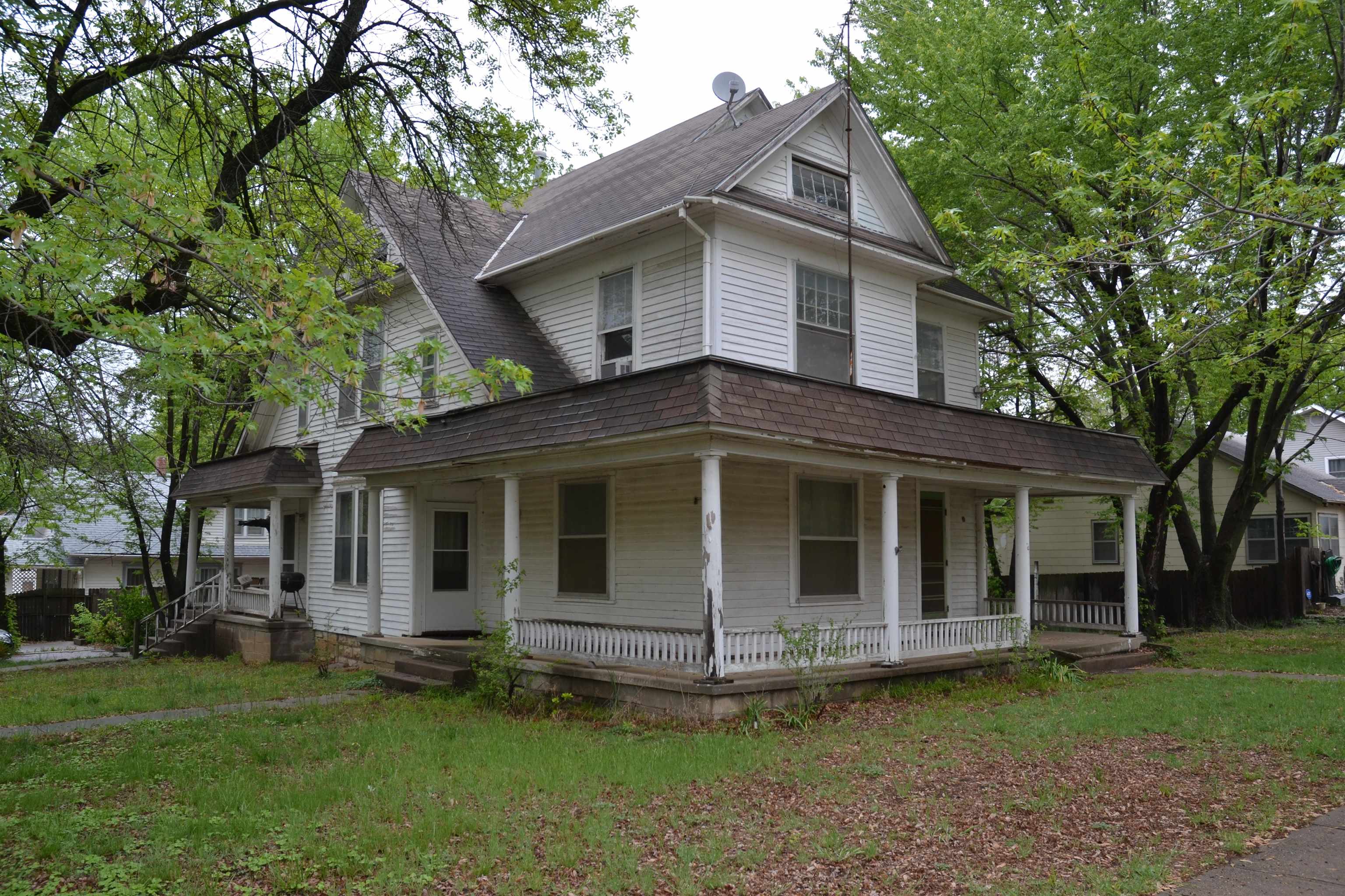 Photo of 421 College St in Winfield, KS
