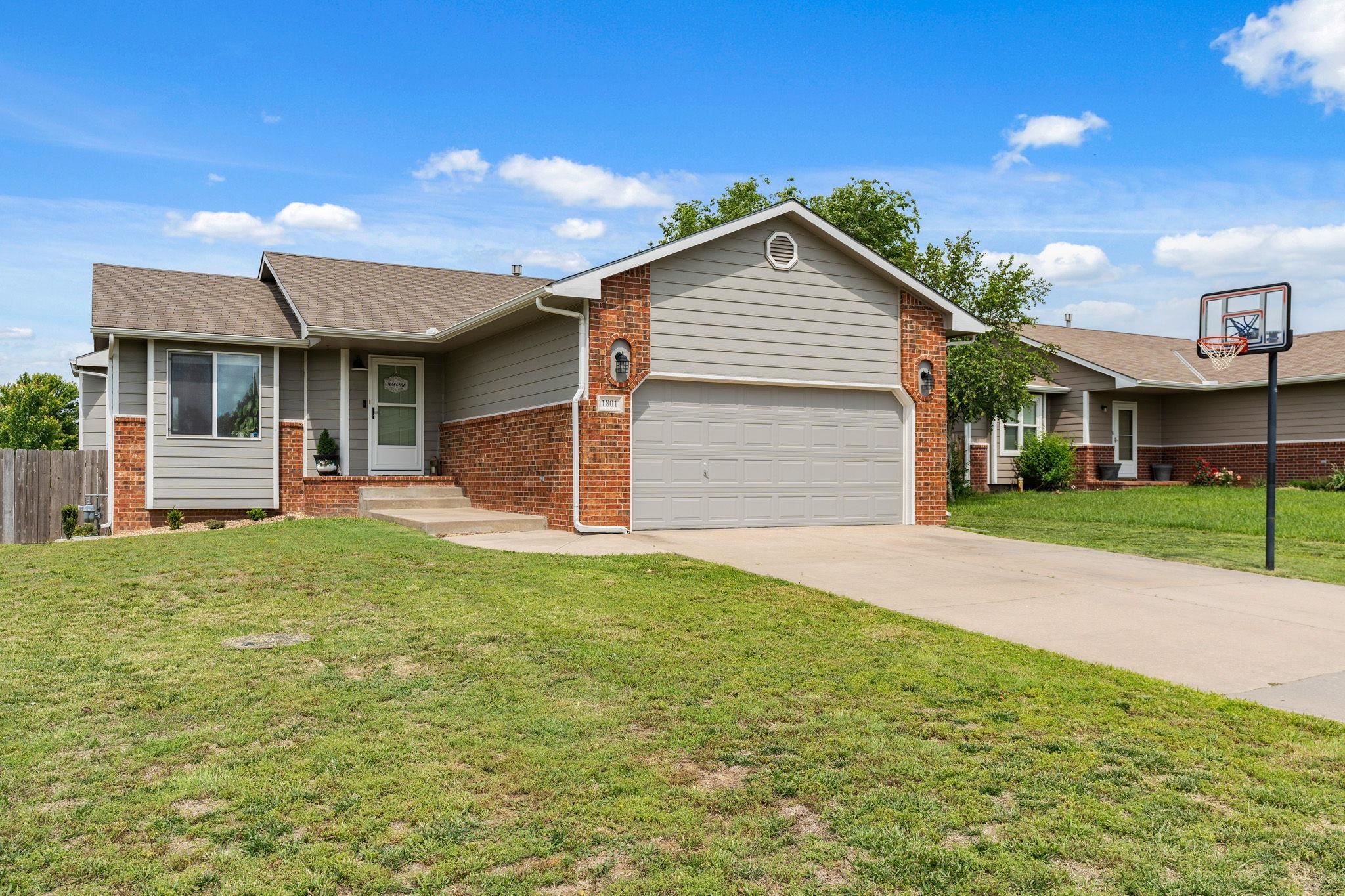 Photo of 1801 N Country Walk Ln in Mulvane, KS