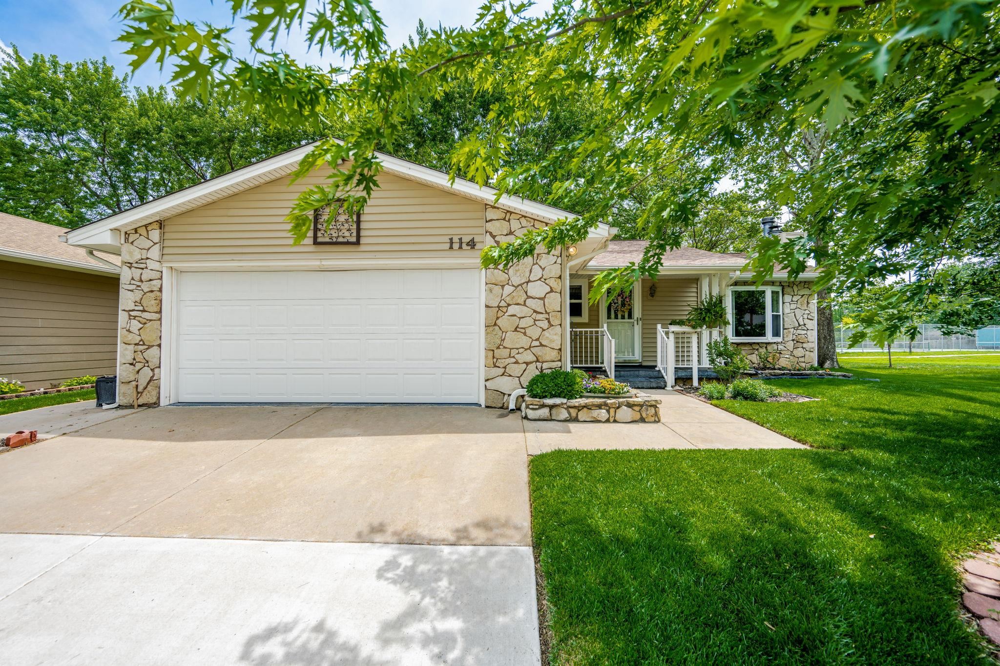 Photo of 114 N Vantage View Cir in Wichita, KS