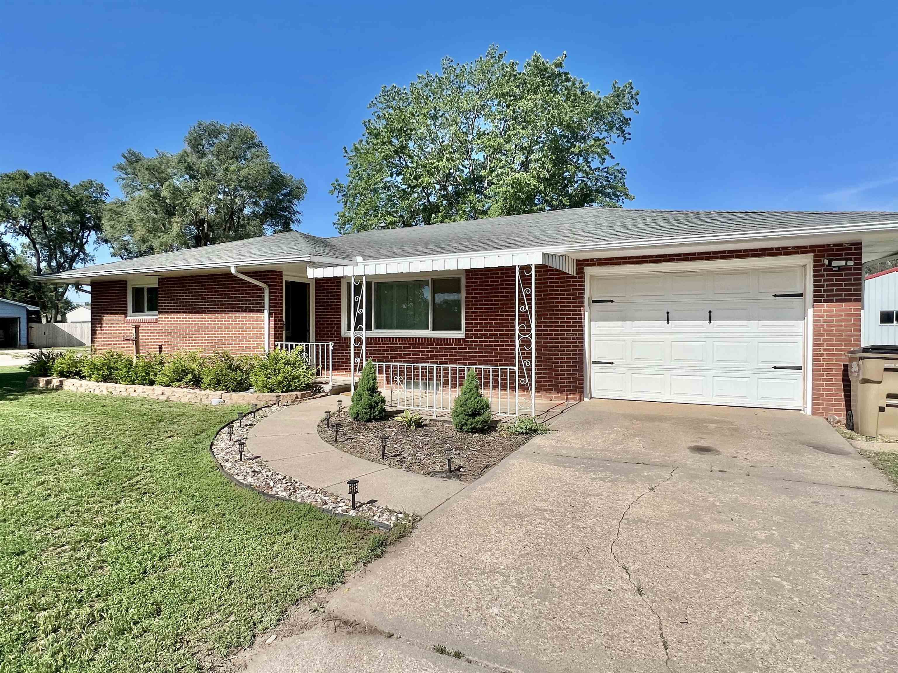 Photo of 215 S Orchard St in Arlington, KS