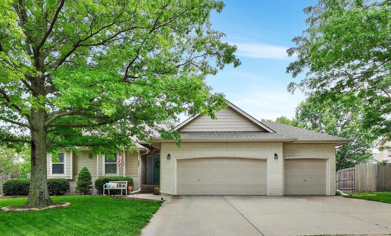 Photo of 907 Cedarbrook in Derby, KS