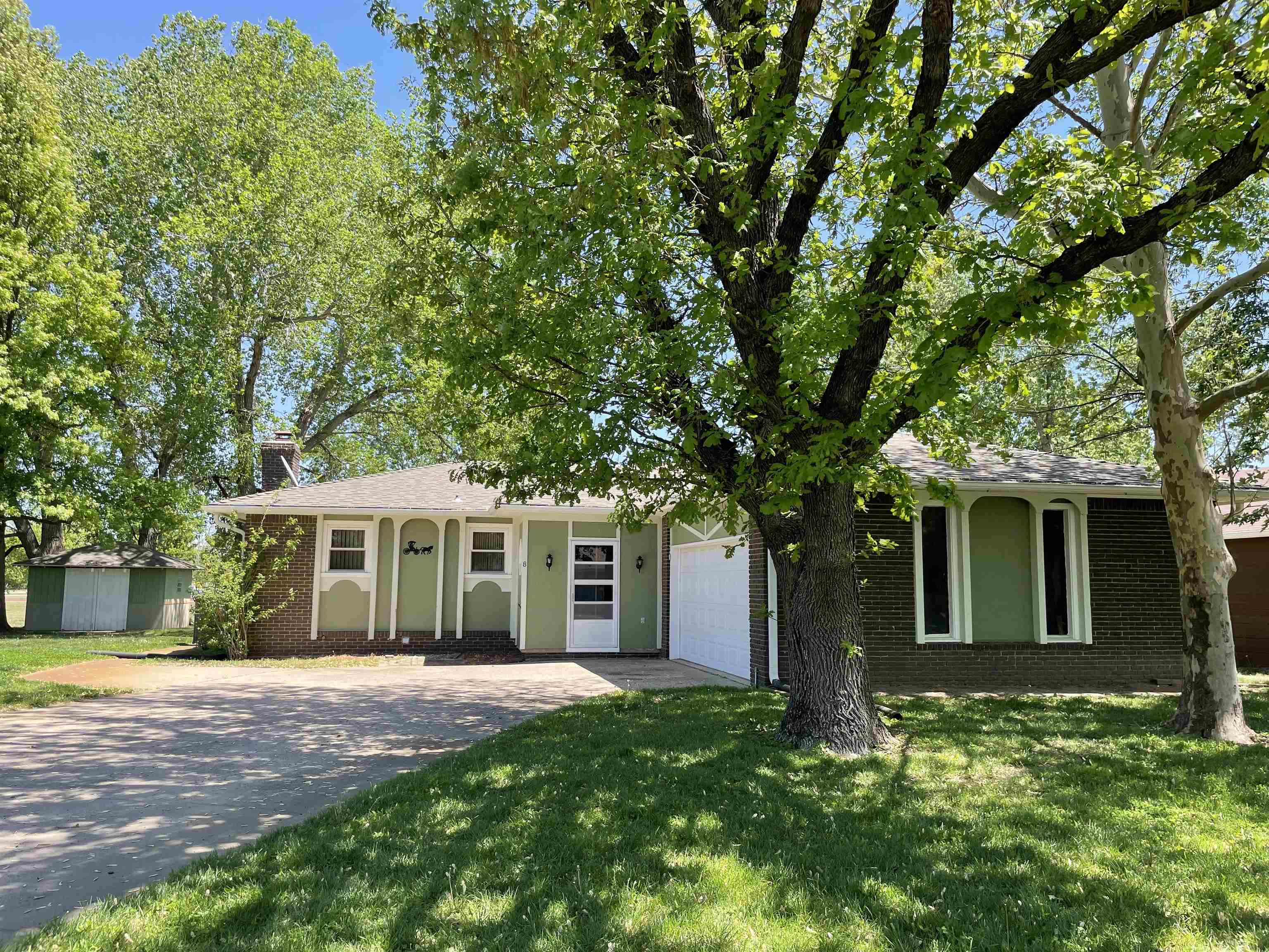 Photo of 8 Cedar Dr in Halstead, KS